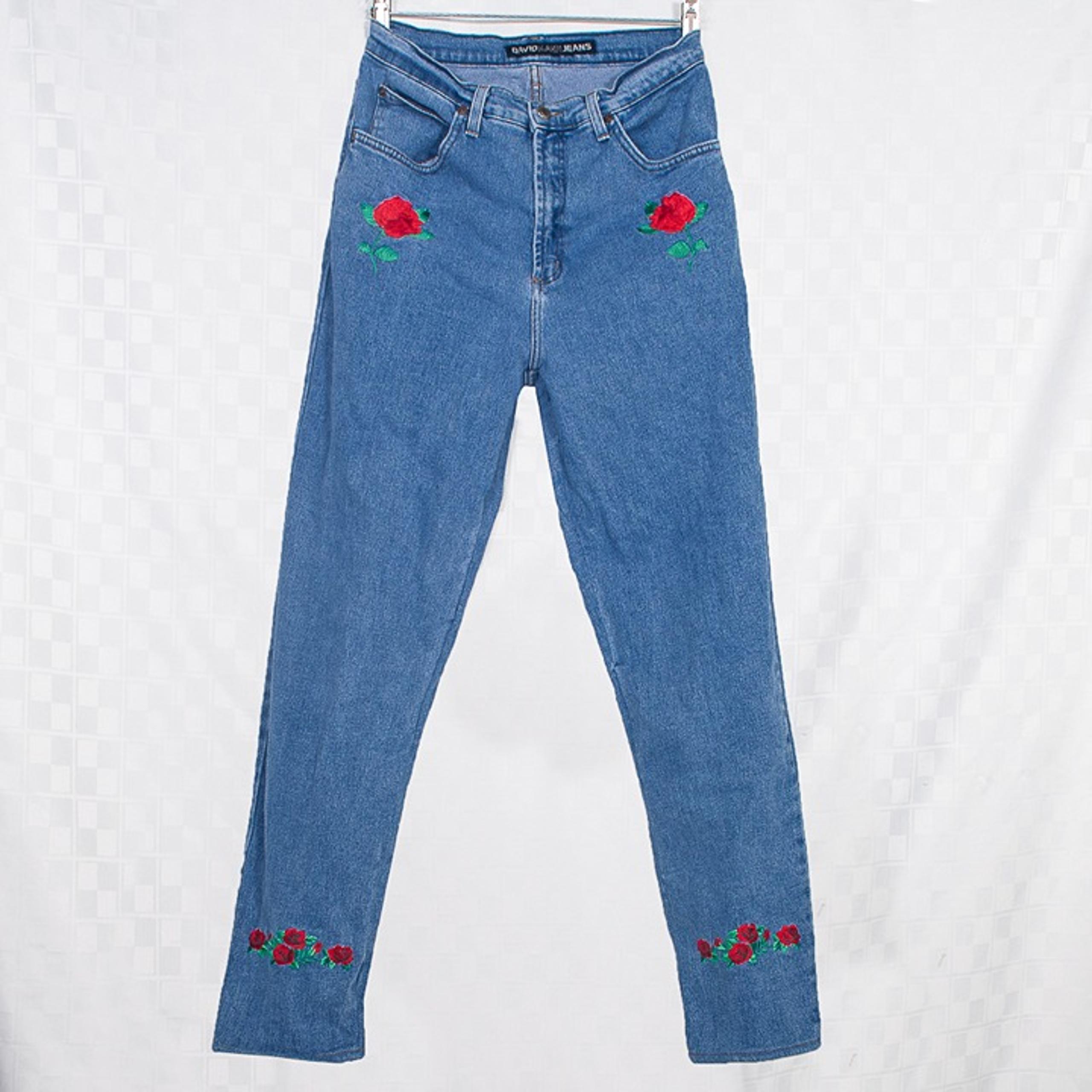David Kahn Women's Embroidered Roses Jeans Size 29x31 6-8 Blue