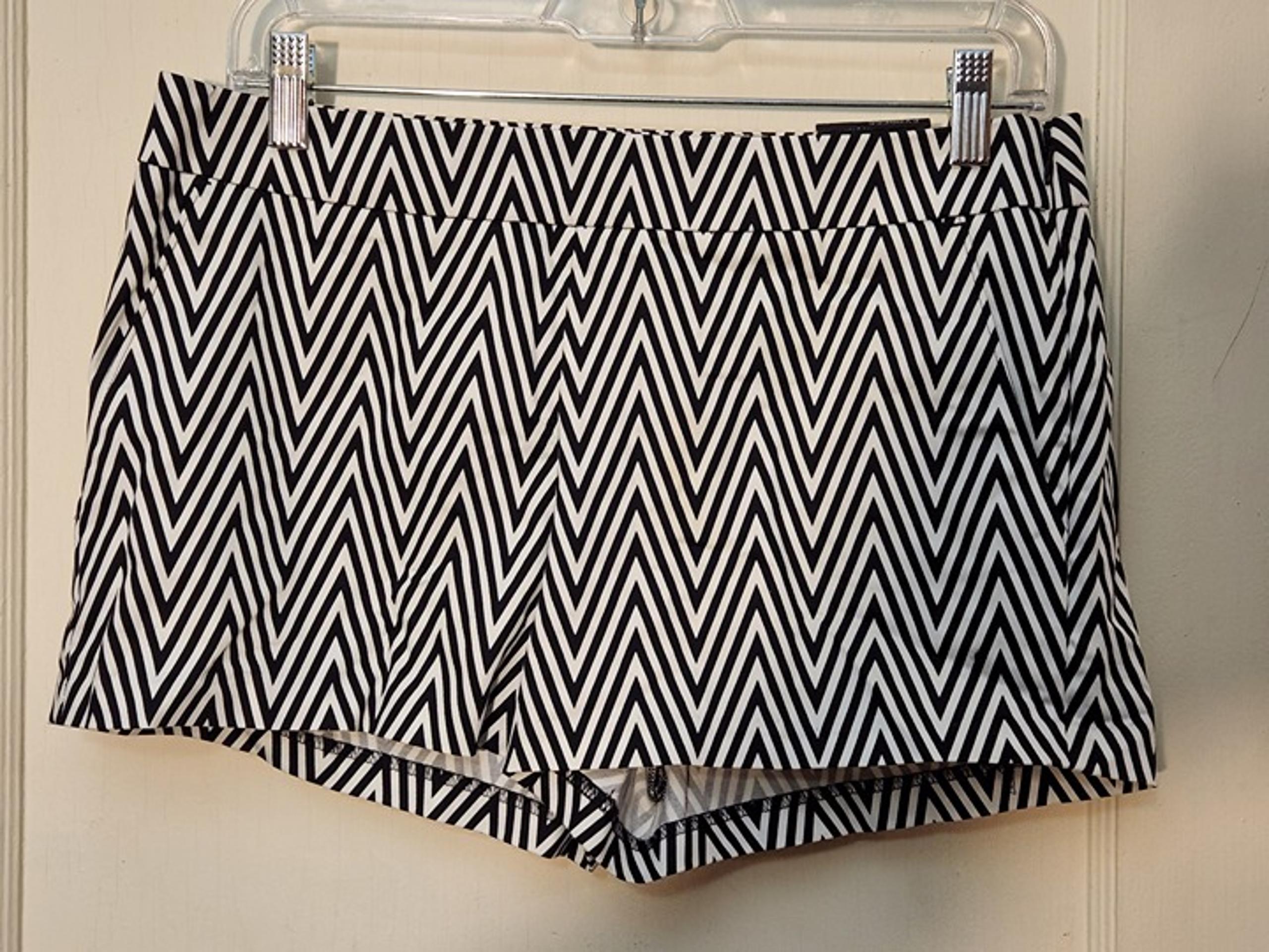 NEW women's EXPRESS pull on casual black/white zig-zag mini shorts size 6/Small