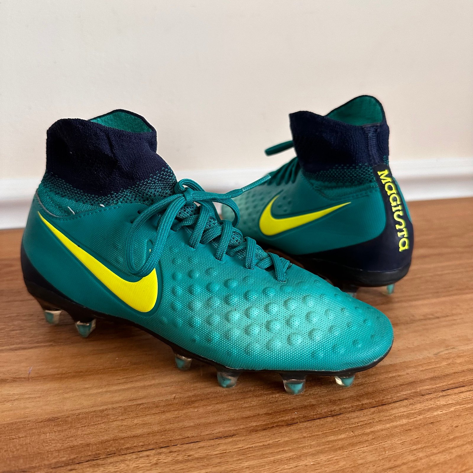 Nike Jr. Magista Obra II FG Youth Size 4 Boy Girl Soccer Cleats Shoes