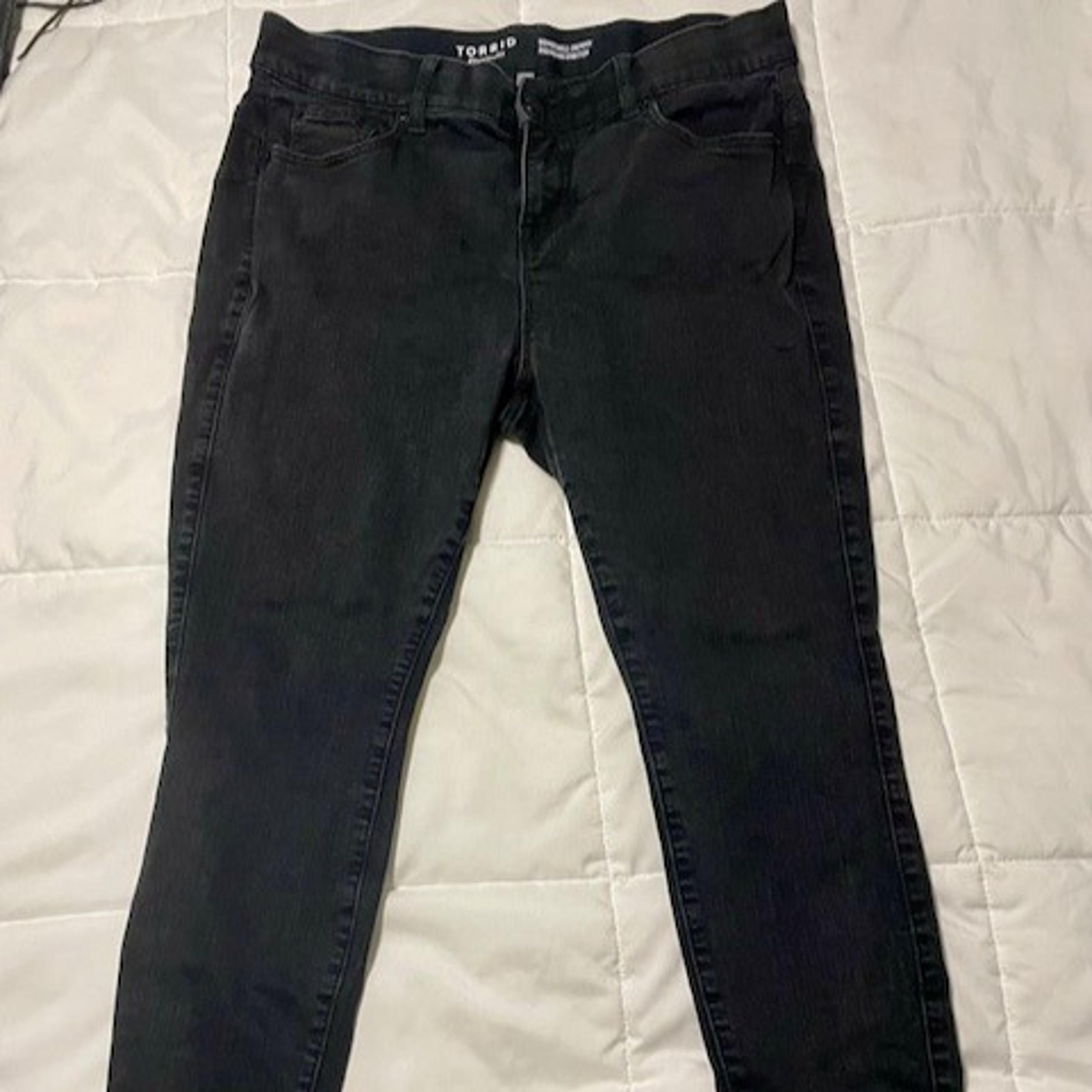 Women's torrid bombshell skinny black jeans Size 16S short