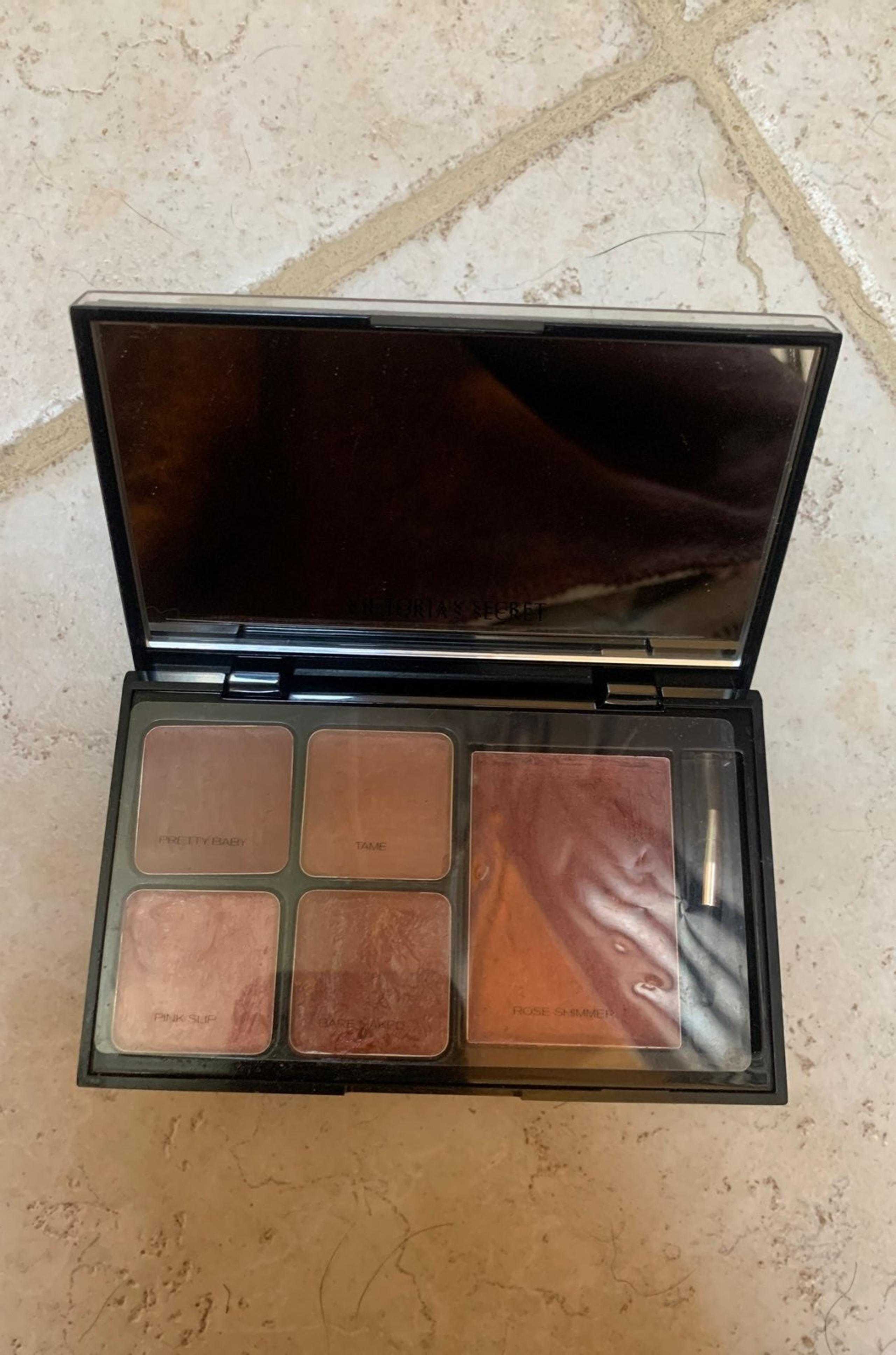 VS lip gloss palette with mirror EUC