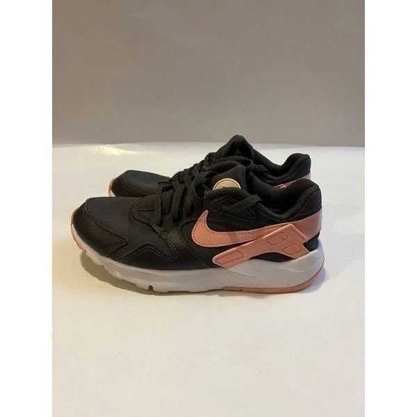 WOMEN`S NIKE LD VICTORY ATHLETIC SNEAKERS SIZE 7.5 GREY/CORAL