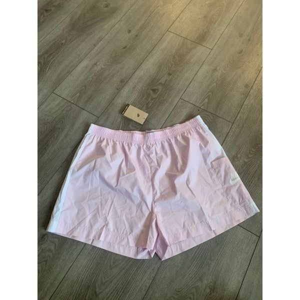 Nike woman’s standard fit high rise shorts