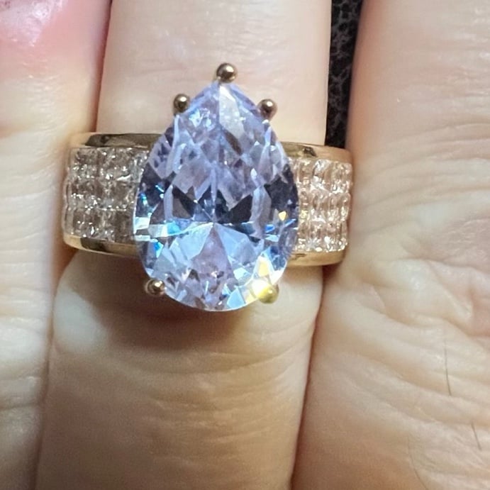 10ct Wide Shank Pear Cut Engagement Ring gold blue nuance diamond sparkly sz 7.