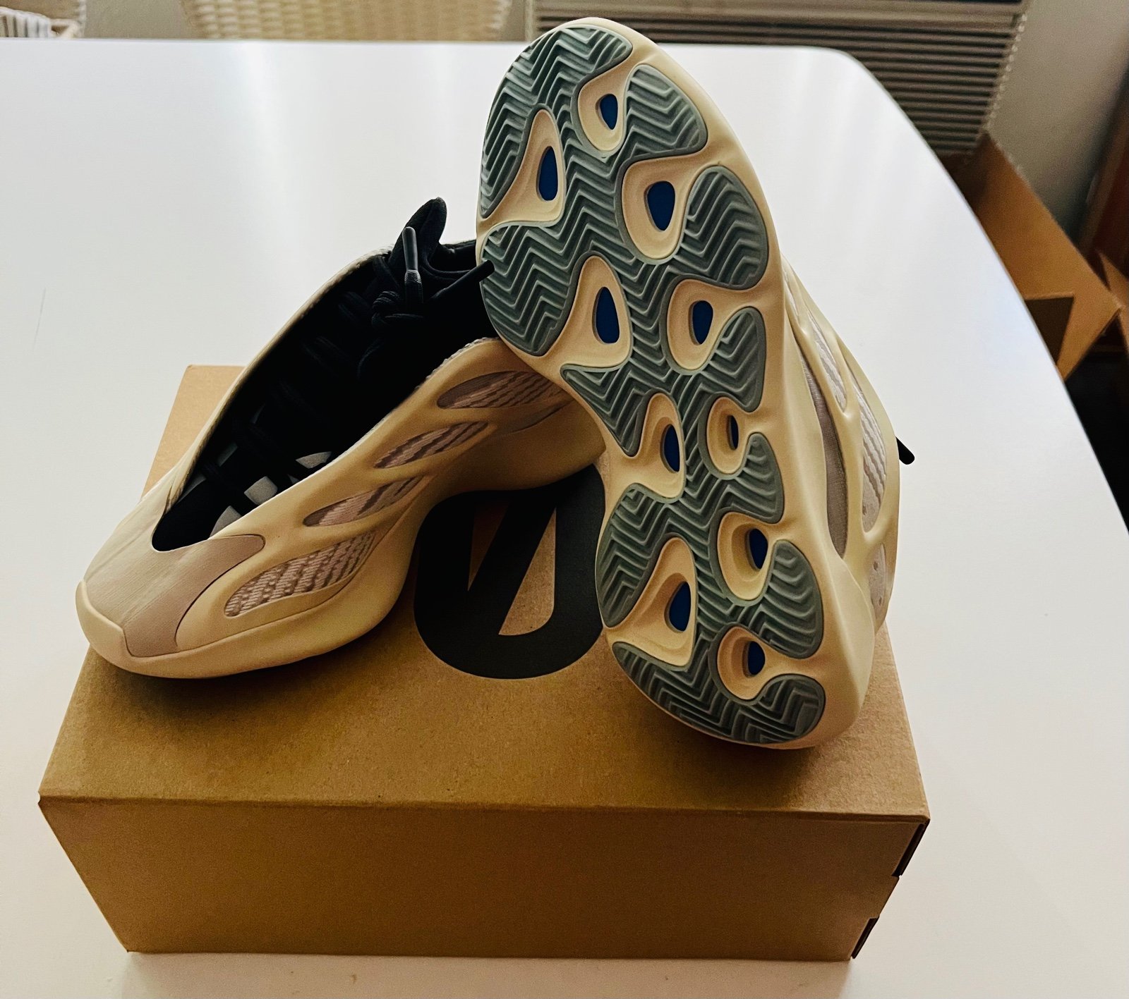 Yeezy 700 V3 Azael Adidas (Glow in the Dark) size 4.5