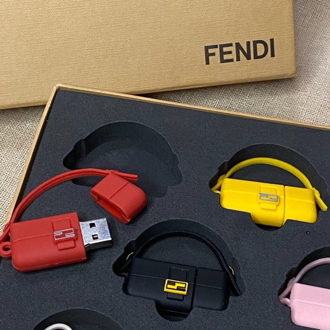 【おしゃれ】 Gift Media Drive Flash FENDI Rare set Baguette Fendi アクセサリー