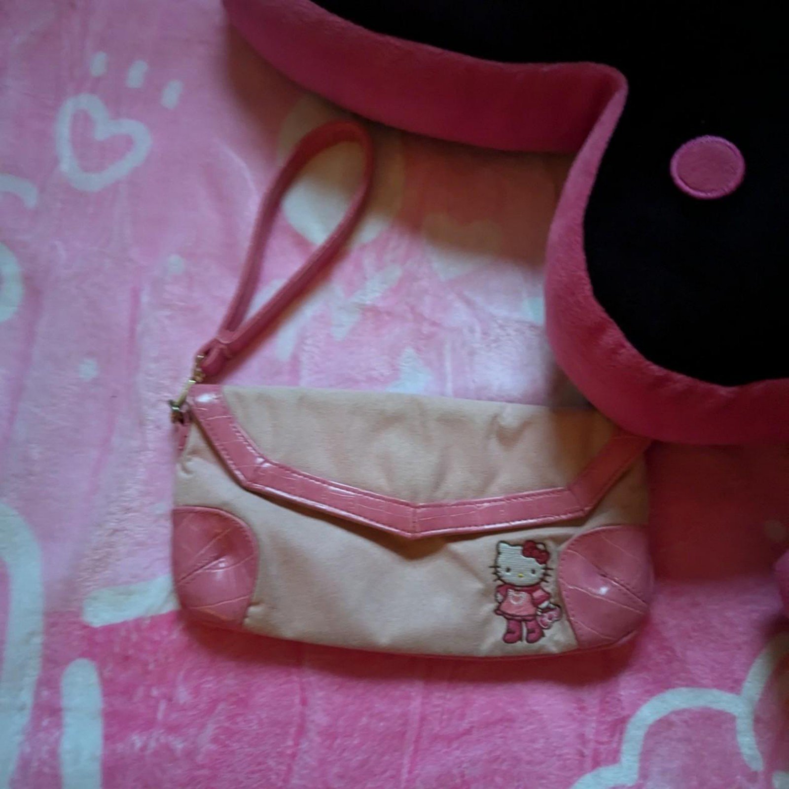 hello kitty wristlet bag