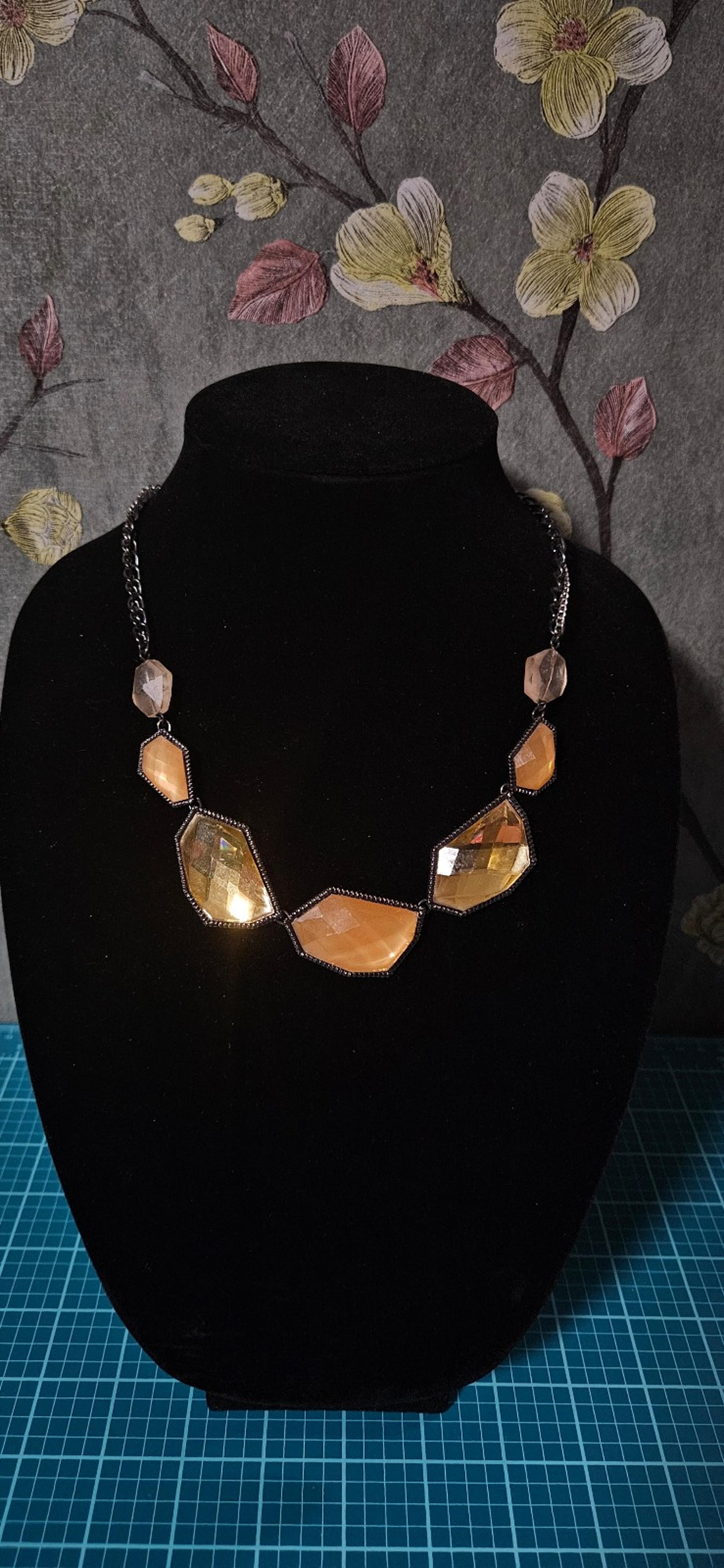 Necklace Vera Wang Faceted Neutral Stones