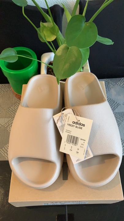 Size 9 Yeezy slide Onyx Thick-soled slippers