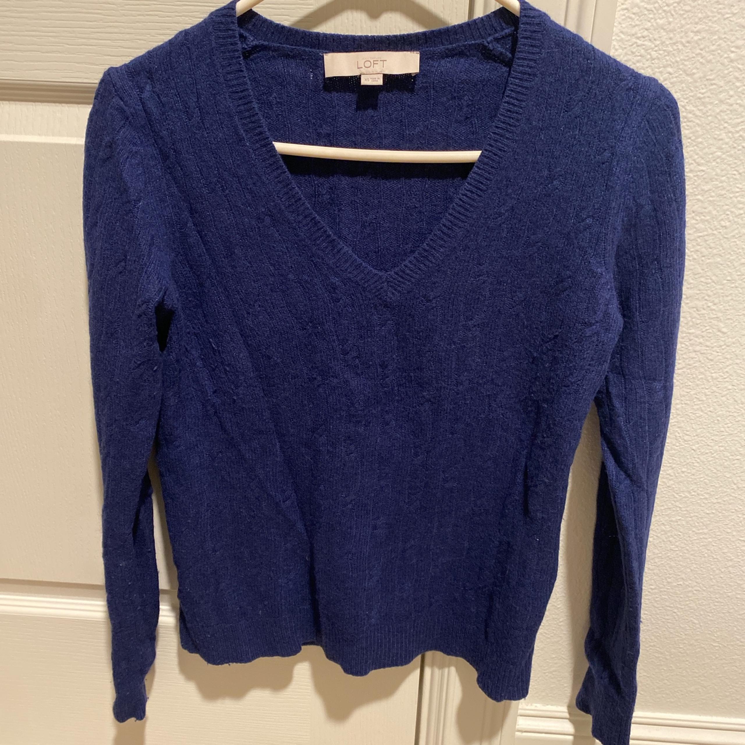 Ann Taylor loft size xs navy blue V-neck sweater #preppy