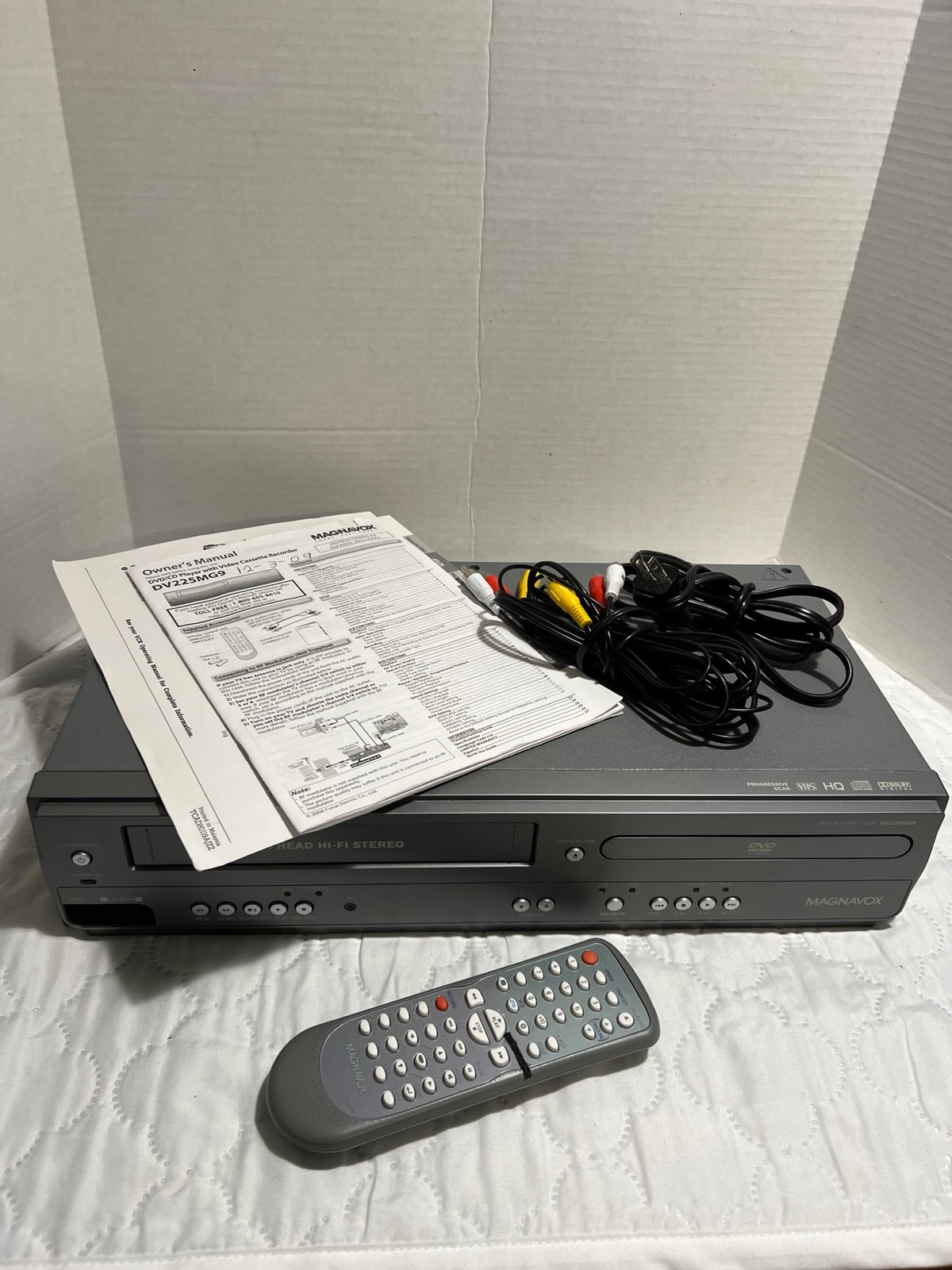Magnavox DV225MG9 DVD/VCR Combo Player Recorder 4 Head W/Remote Tested & Working