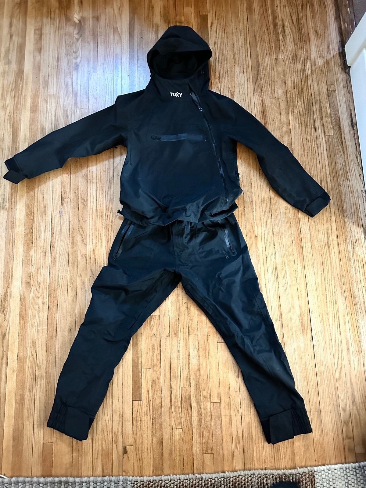 Tuxy Storm Suit (L)