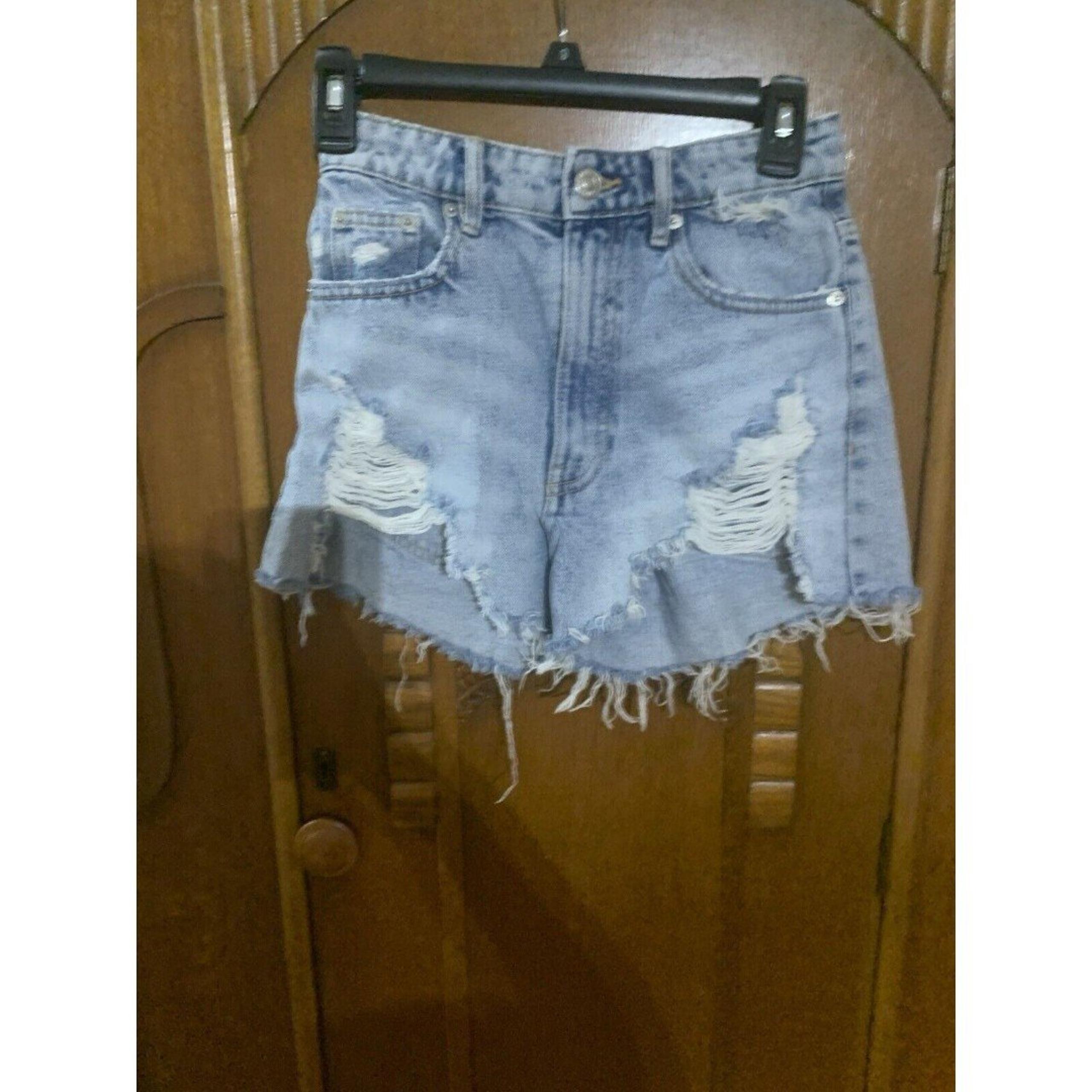 Zara Women’s Blue Jean Distressed Cutoffs Shorts. Size 00. B37