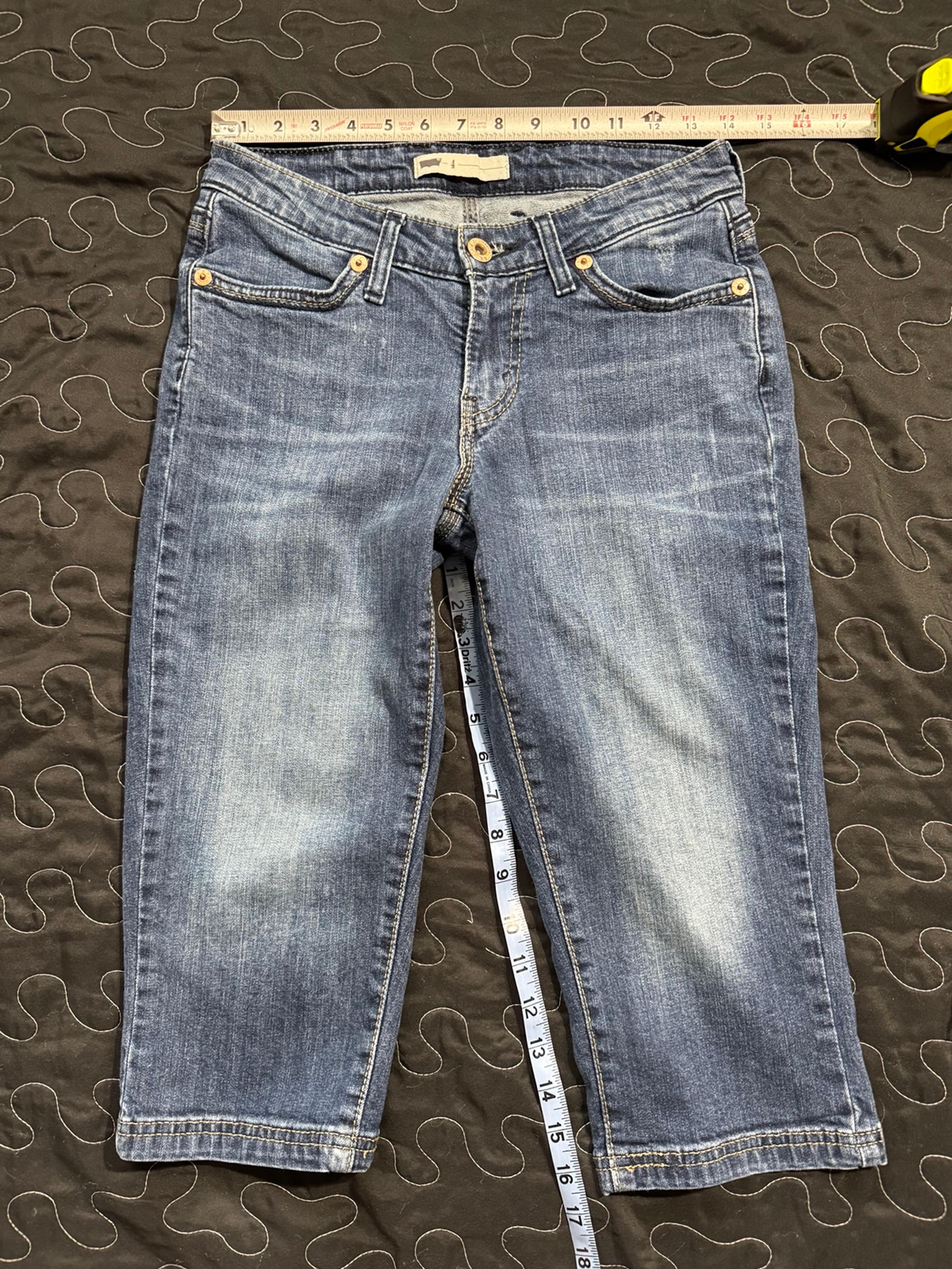 Women's Levi's Capri Jeans Size 4 Blue