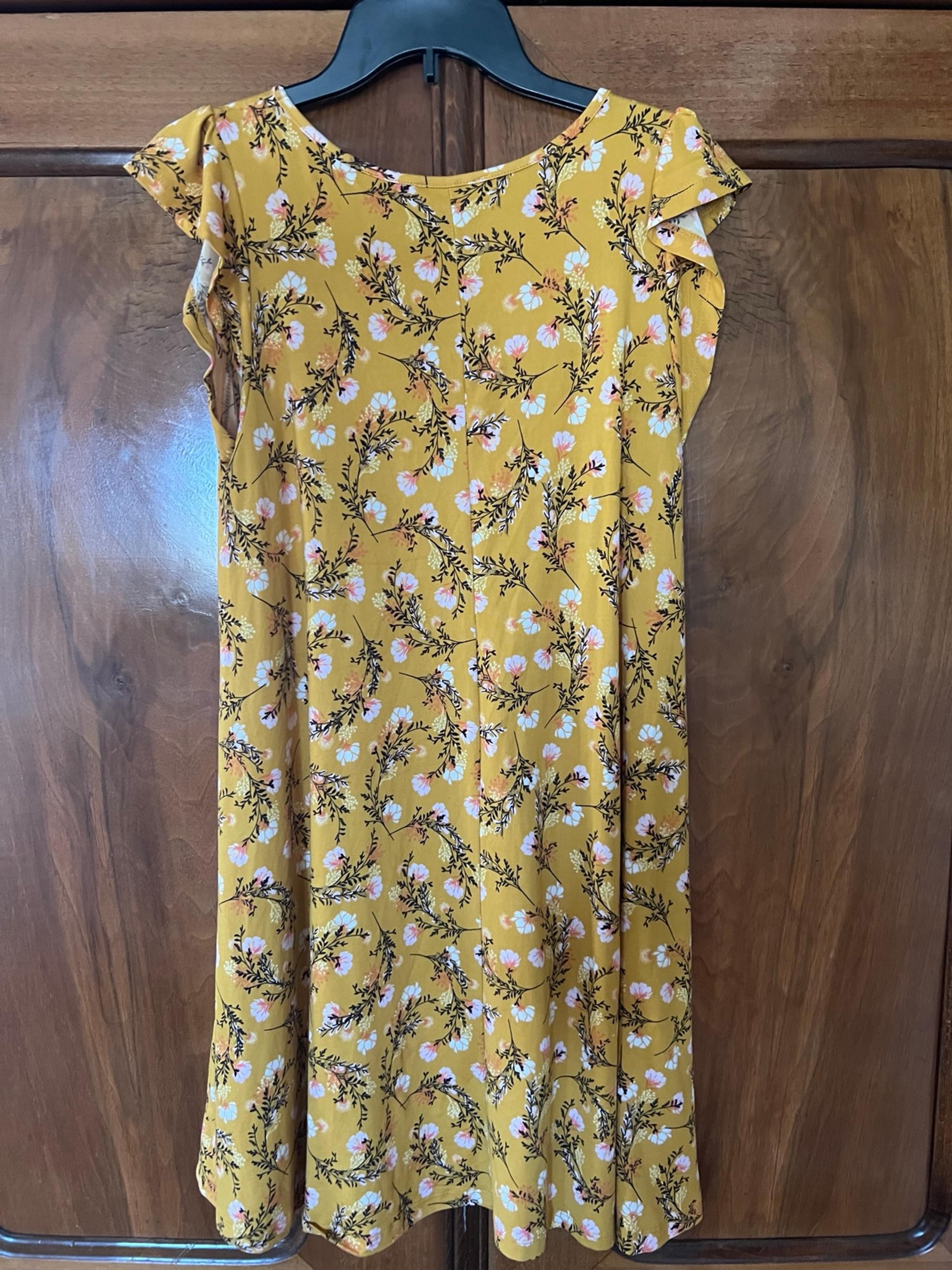 Women’s Medium boutique yellow floral dress with pockets