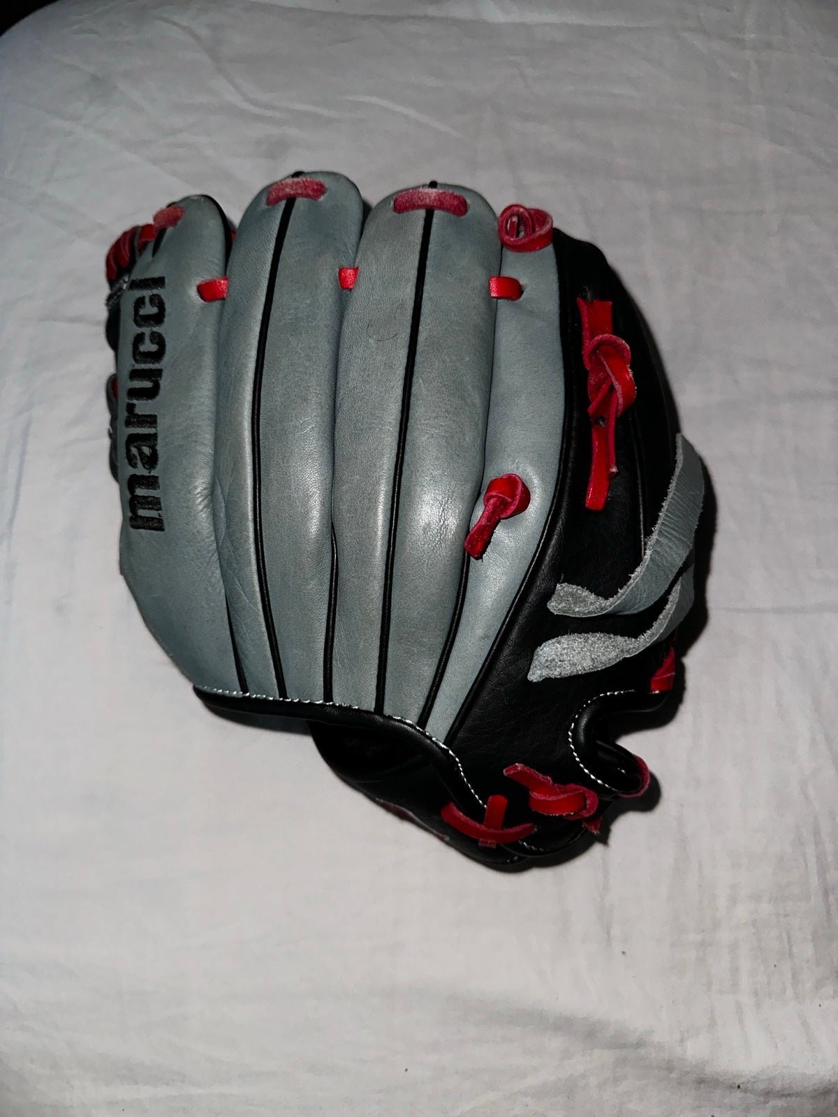 Marucci Caddo Series 11 Youth Baseball Glove FOR RIGHT HAND CATCHING.