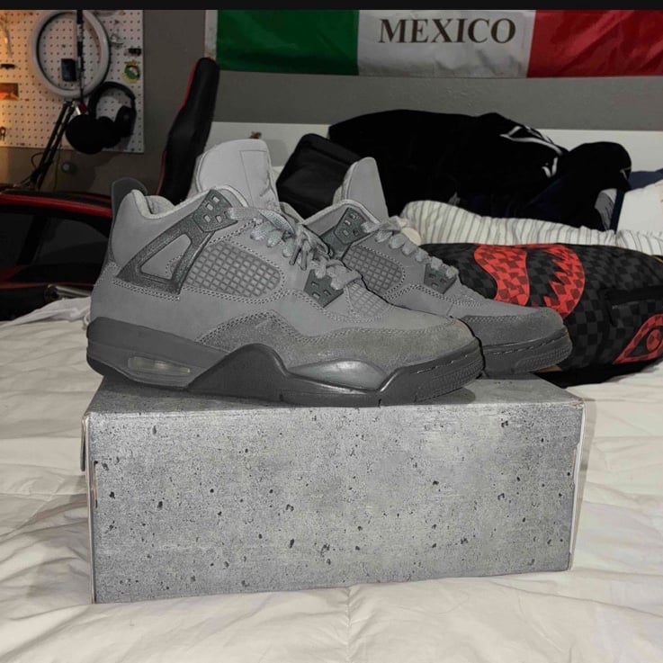 Jordan 4’s Wet Cement men/grade school size 7