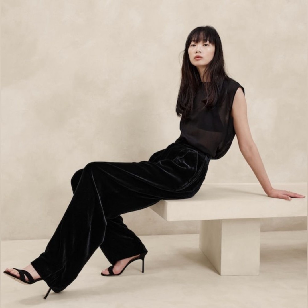 NWT! Banana Republic Black Norte Velvet Pleated Pant - Size 6