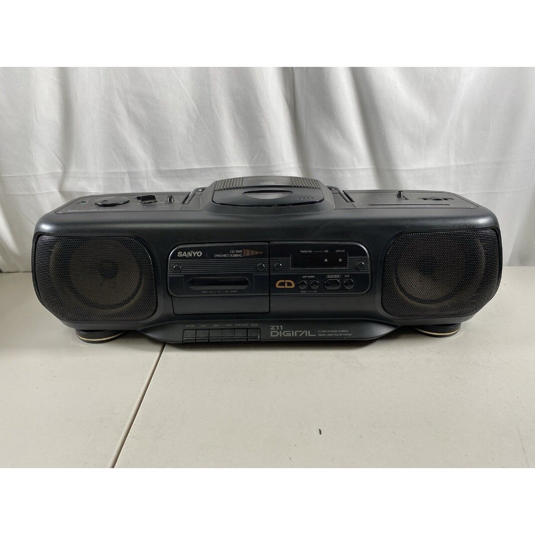 Sanyo MCD-Z11 CD Tape Cassette AM/FM Radio Boom Box Portable Player Work READ