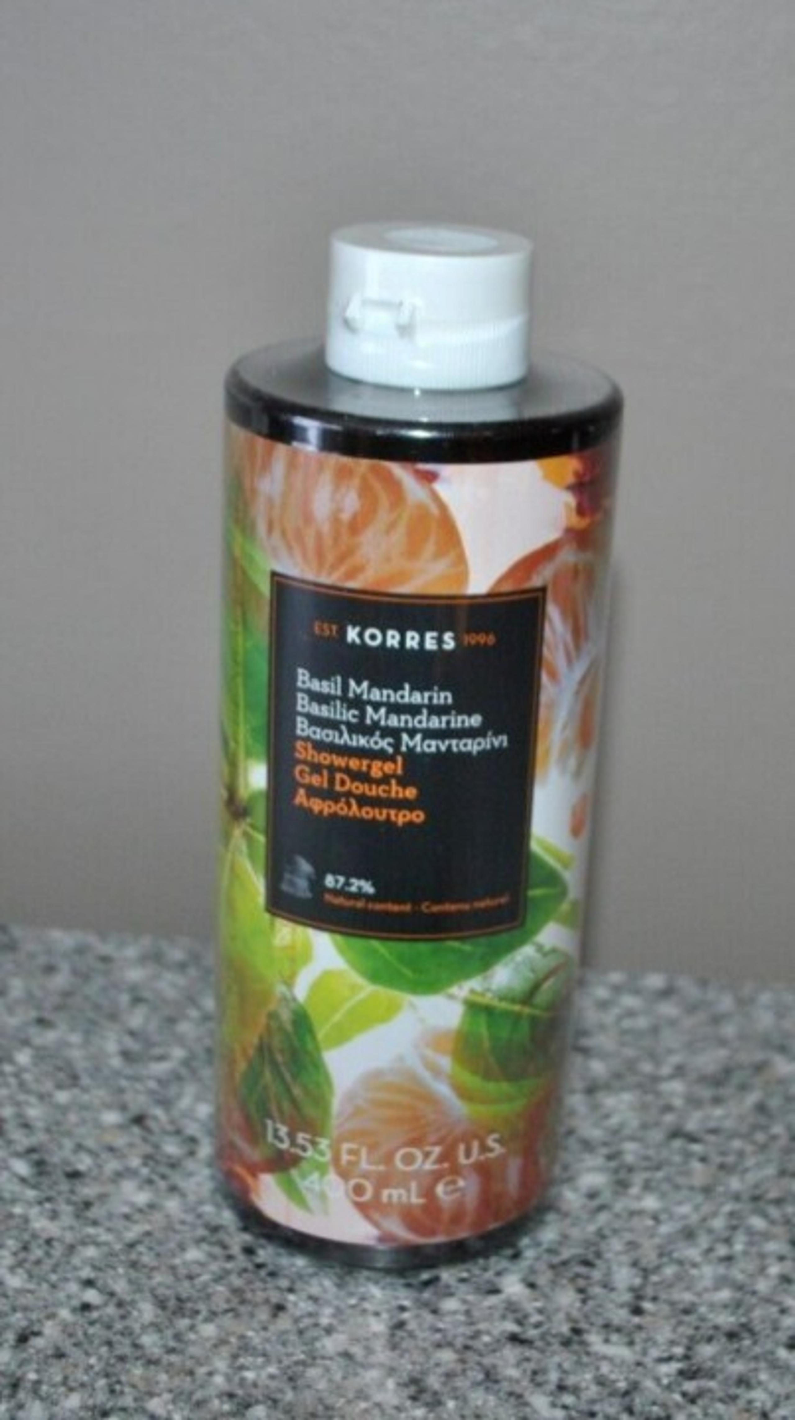 Creamy-foam showergel that provides a lasting moisturizing effect using natural