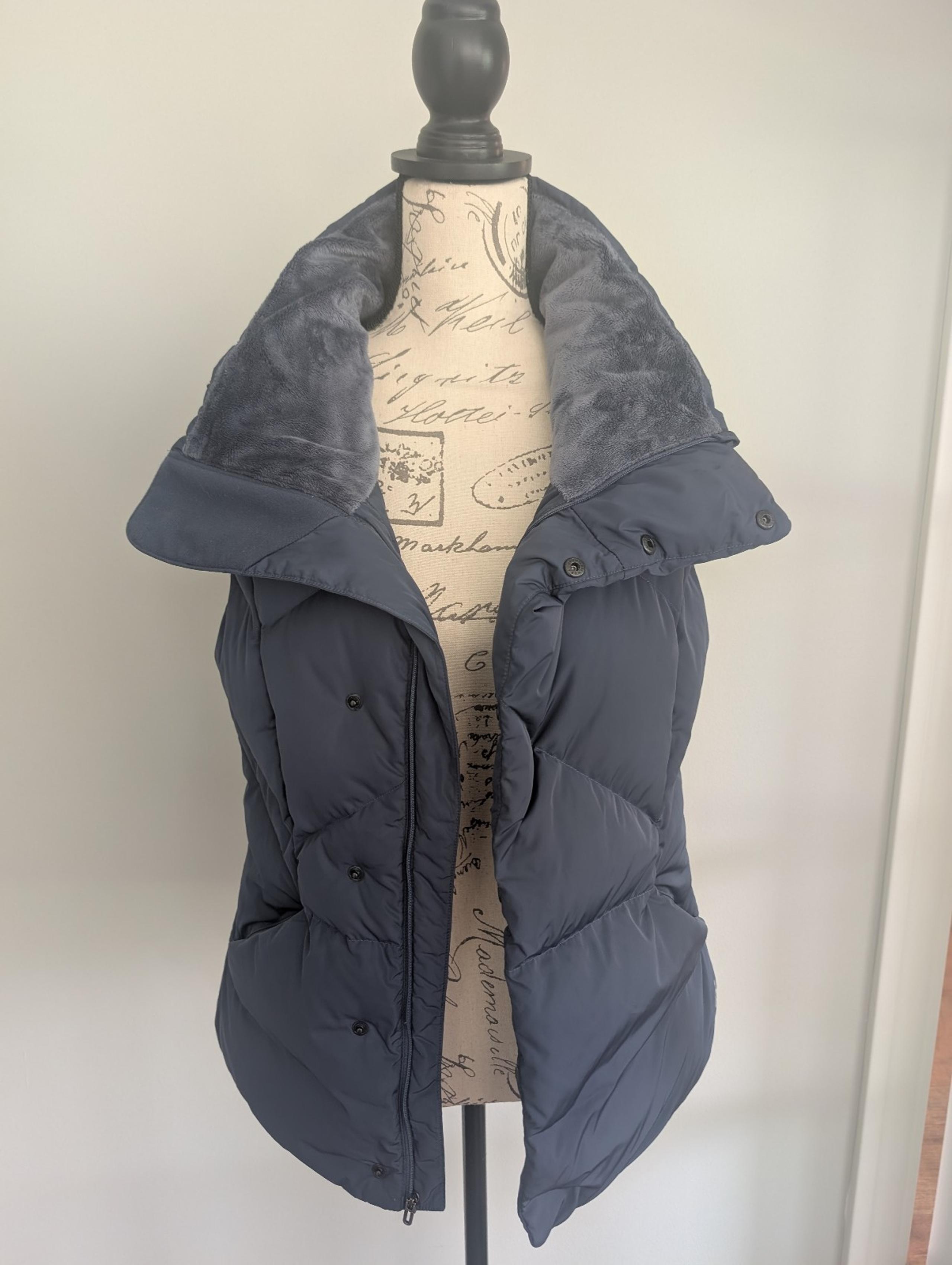 Under Armour Women's Size Small Navy Blue Vest