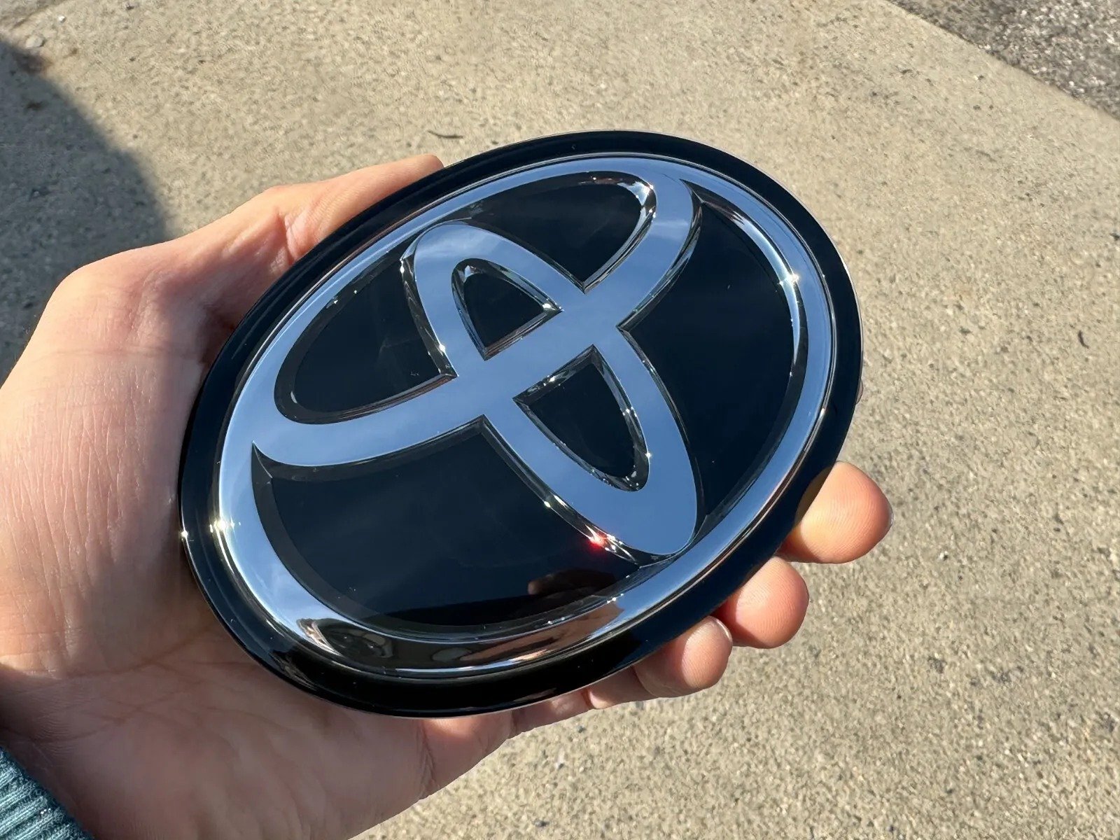 FITS TOYOTA COROLLA GRILLE FRONT EMBLEM 90975-02124 OEM 2019 2020 2021 2022 2023