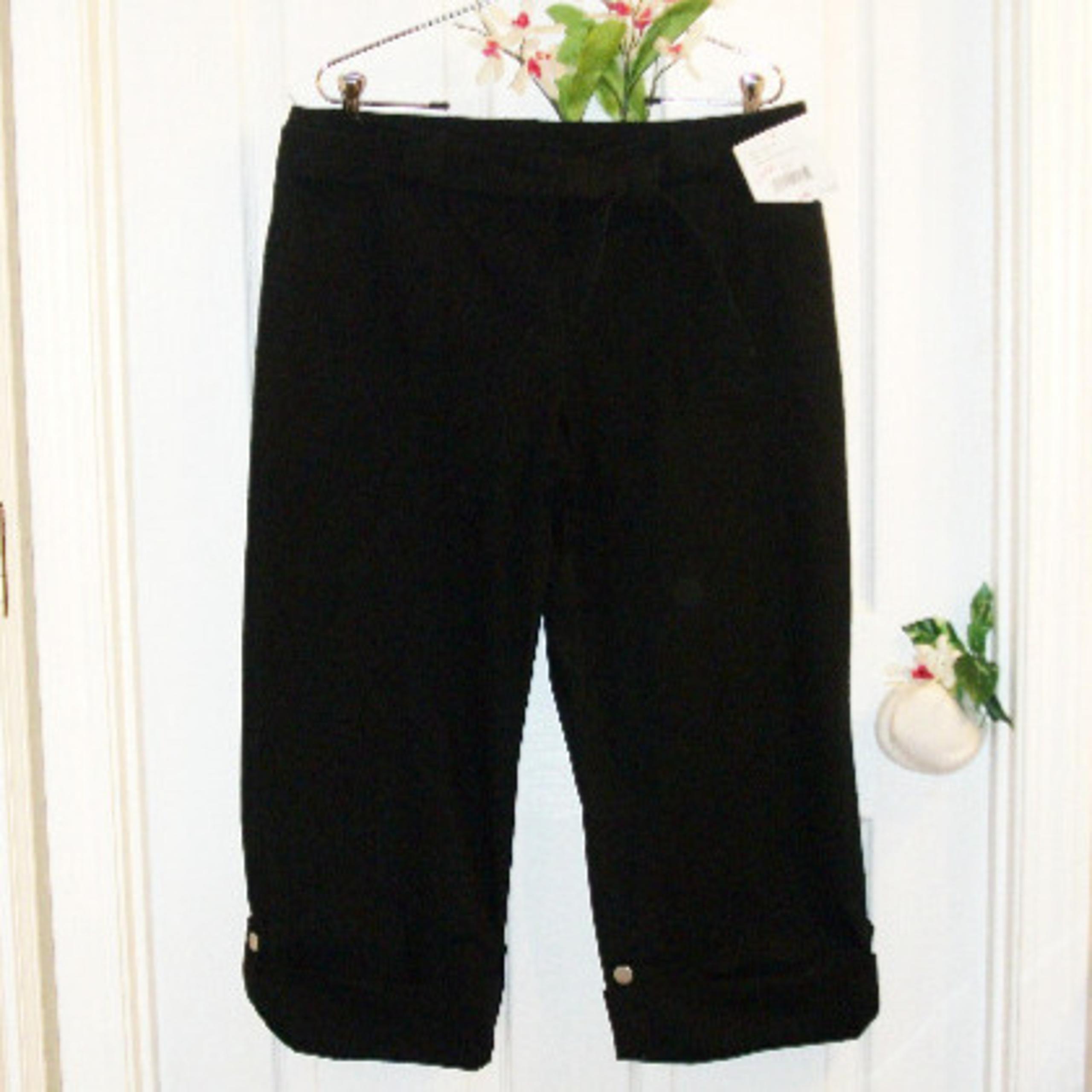 jh COLLECTIBLES 12P Cropped Pants NWT