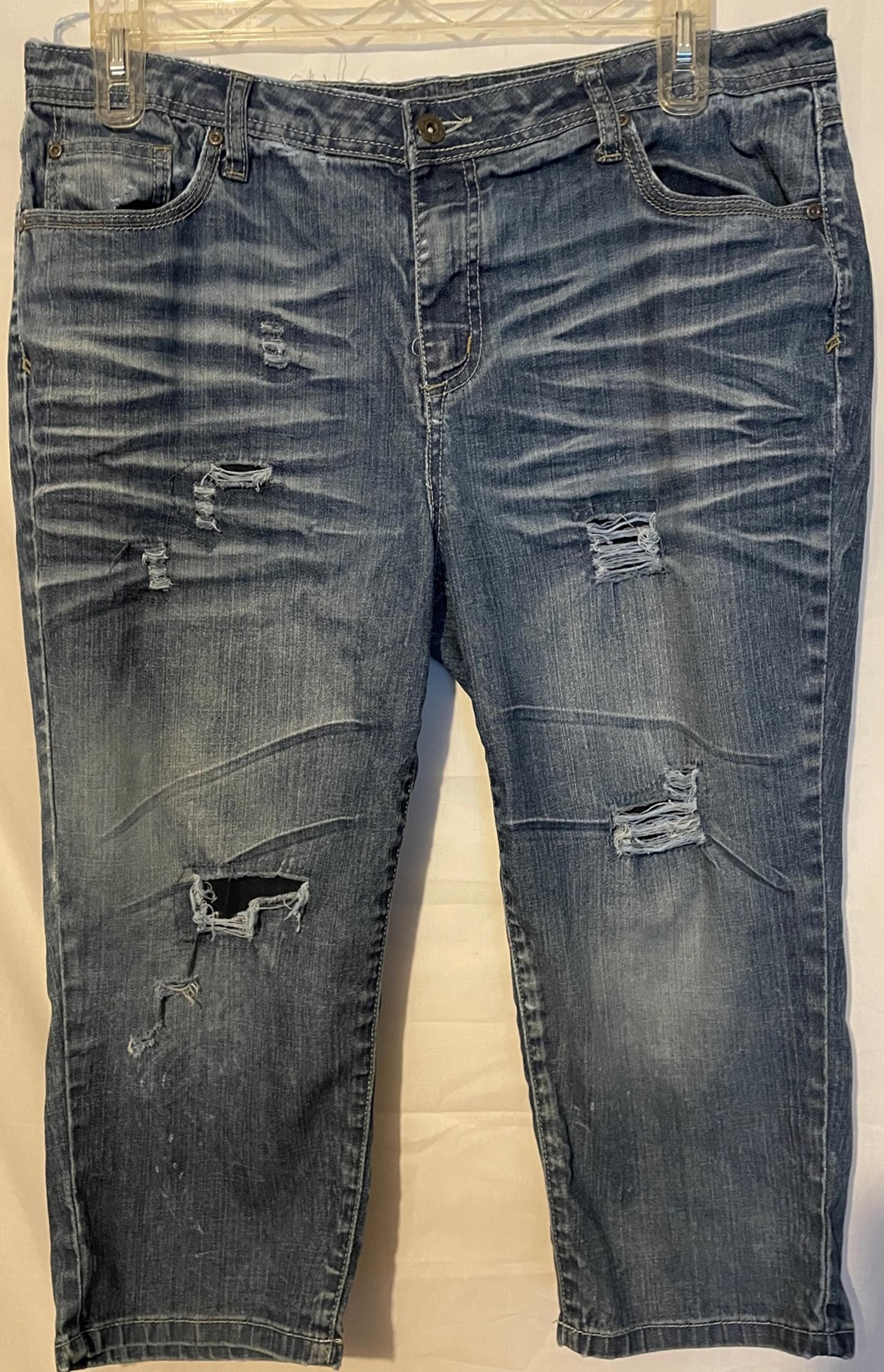 Women’s Cato Distressed Denim Capri Pants size 16