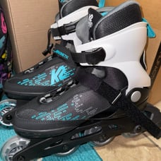 Like new Teal Rollerblades with safety pads size womens 9