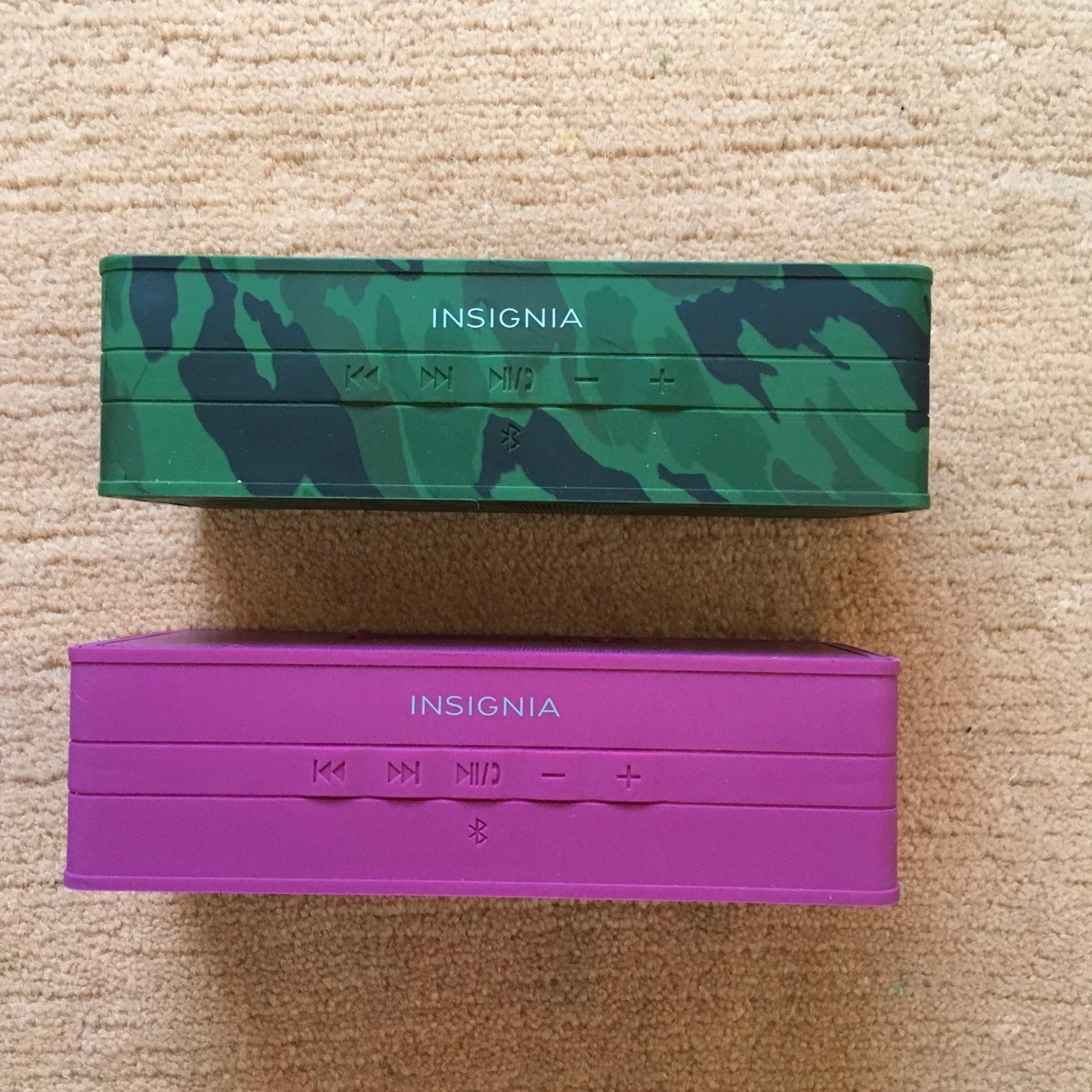 Insignia Wireless Bluetooth Speaker 2 Pink and 2 Green 4 Piece Bundle