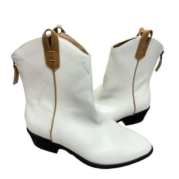 Journee Collection Bootie Size 8 White Western Style Block Heel Pull On