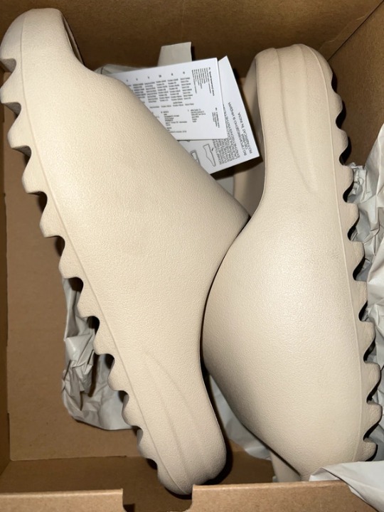 Yeezy slides size 10 Men's slippers