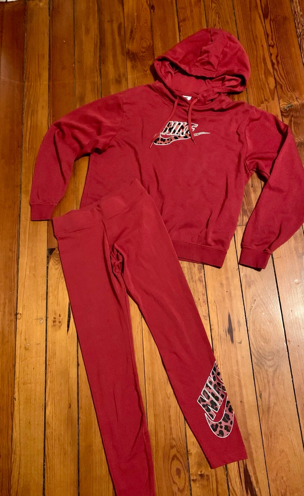 Red nike deals outfit womens
