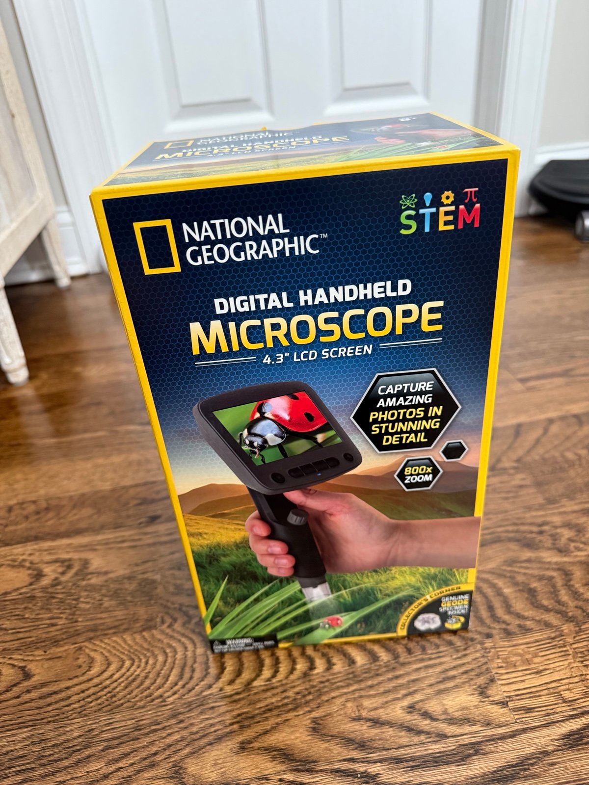 Digital handheld microscope