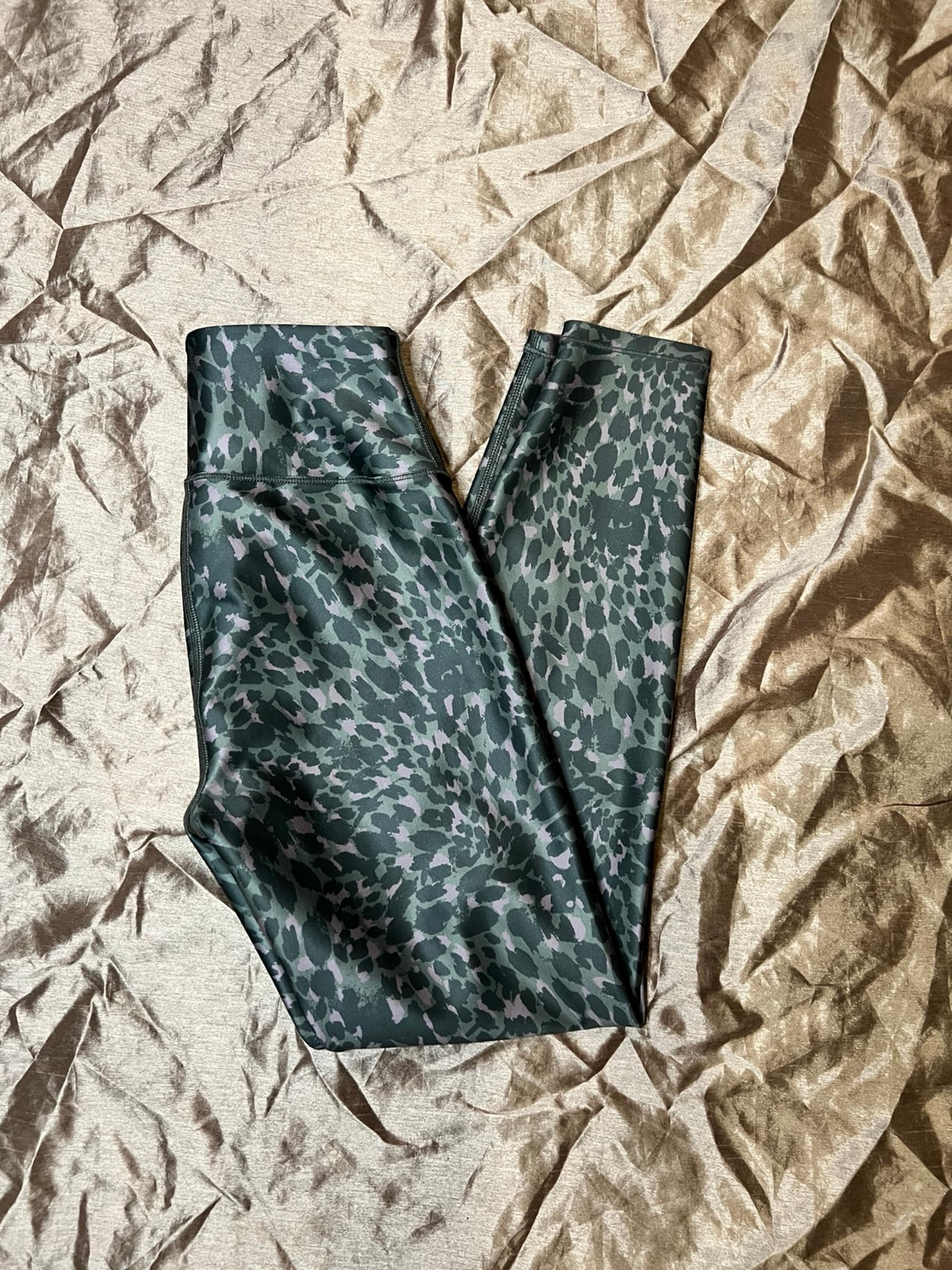 Good American women Size 1 XS The Ferocious Legging Green pink Spring Leopard ch
