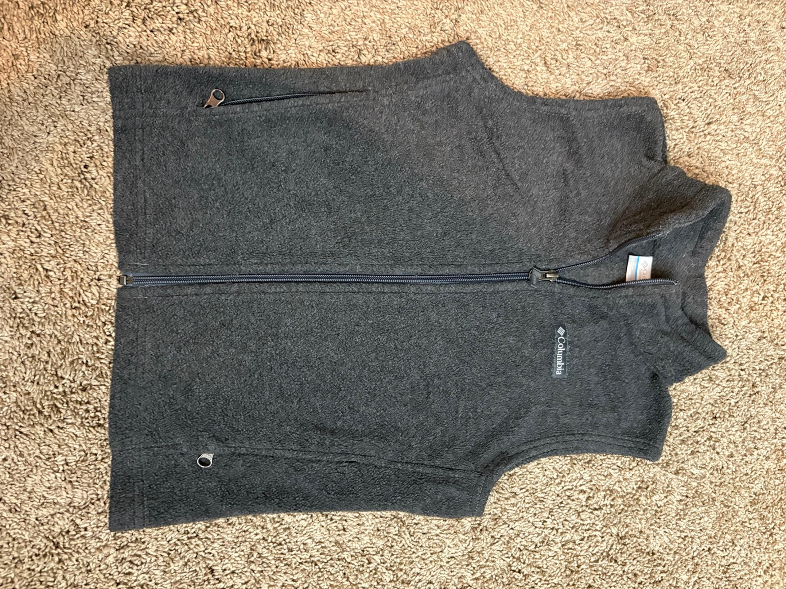 Boys Columbia fleece zip up vest size S (8)