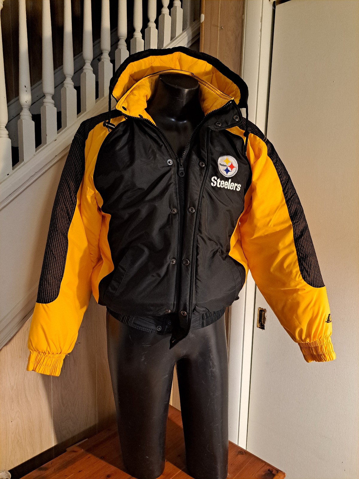Unisex Pittsburgh Steelers Puff Jacket. Team colors. Circular Steeler Logo Sz.M