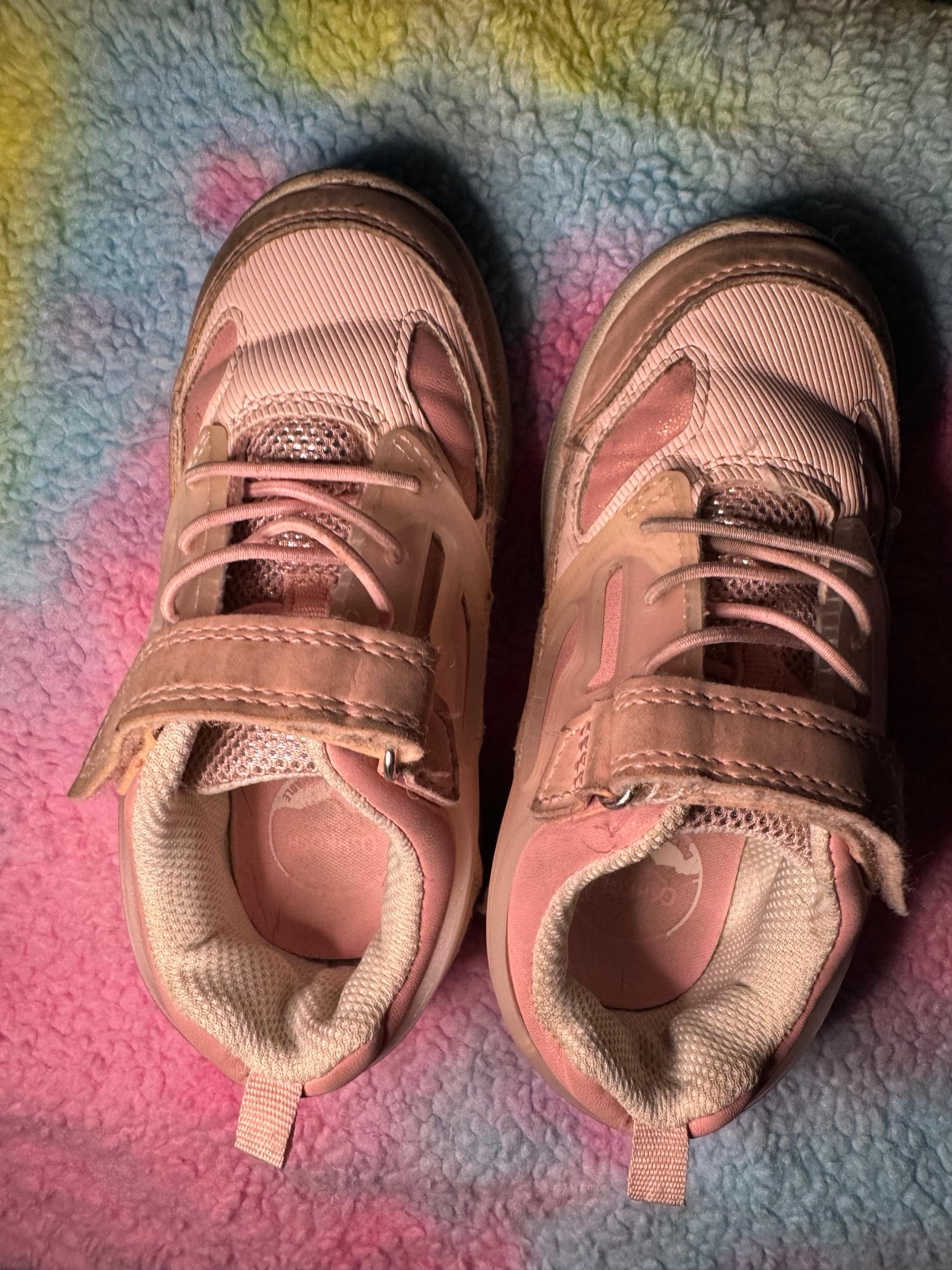 Toddler Oshkosh shoes size 13