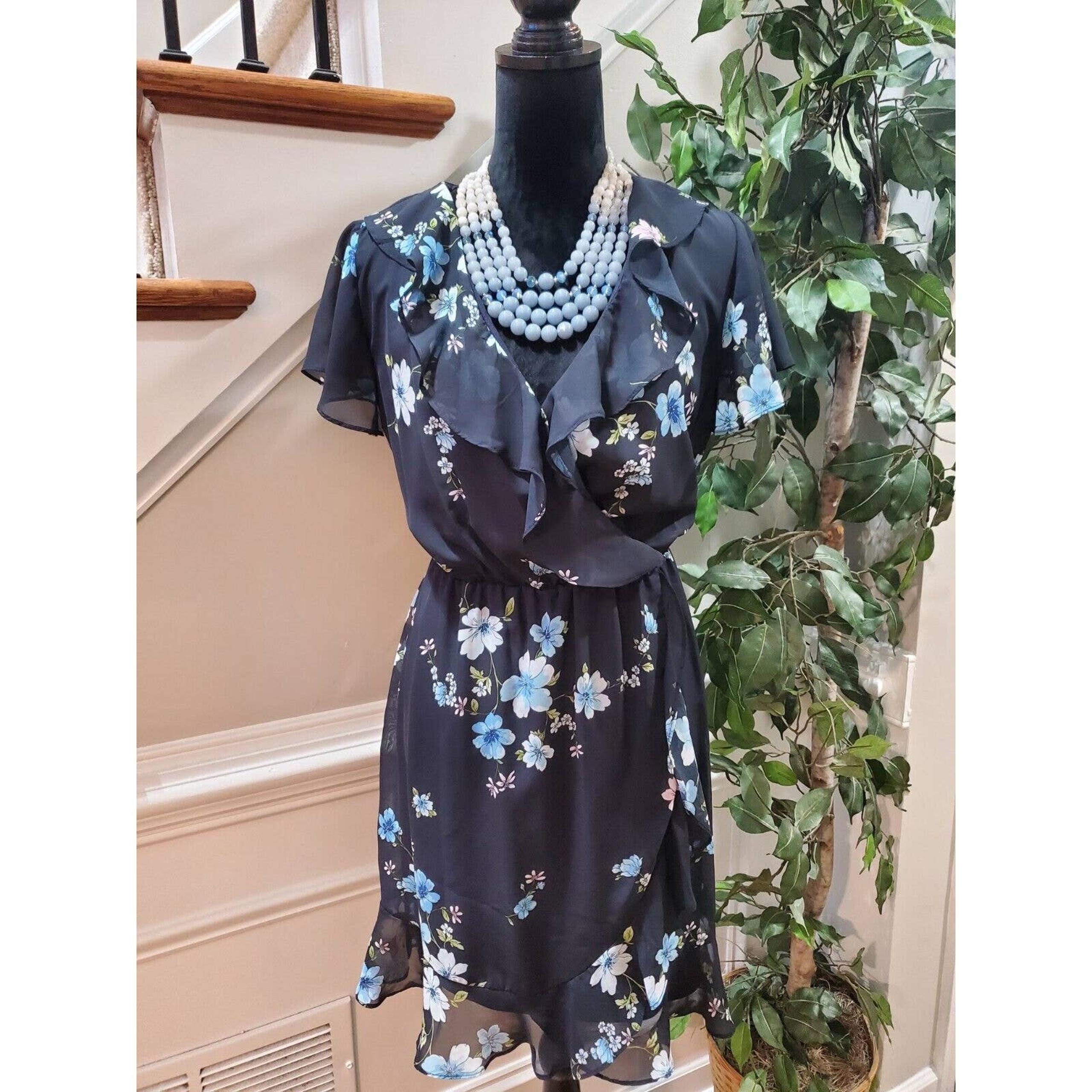 Soho Apparel Ltd. Women's Black Floral V-Neck Short Sleeve Knee Length Dress 14P