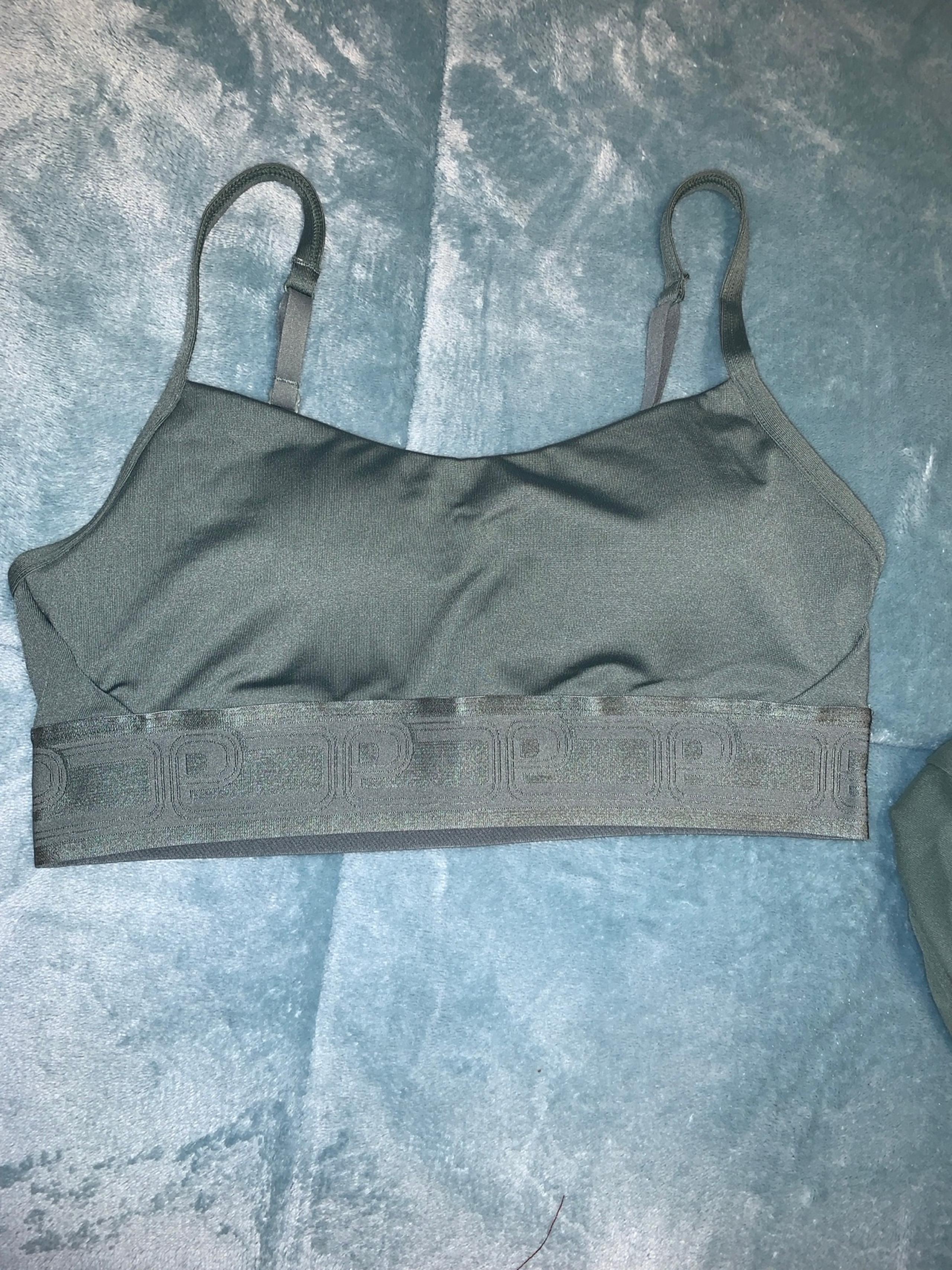 PINK women’s small sports bra