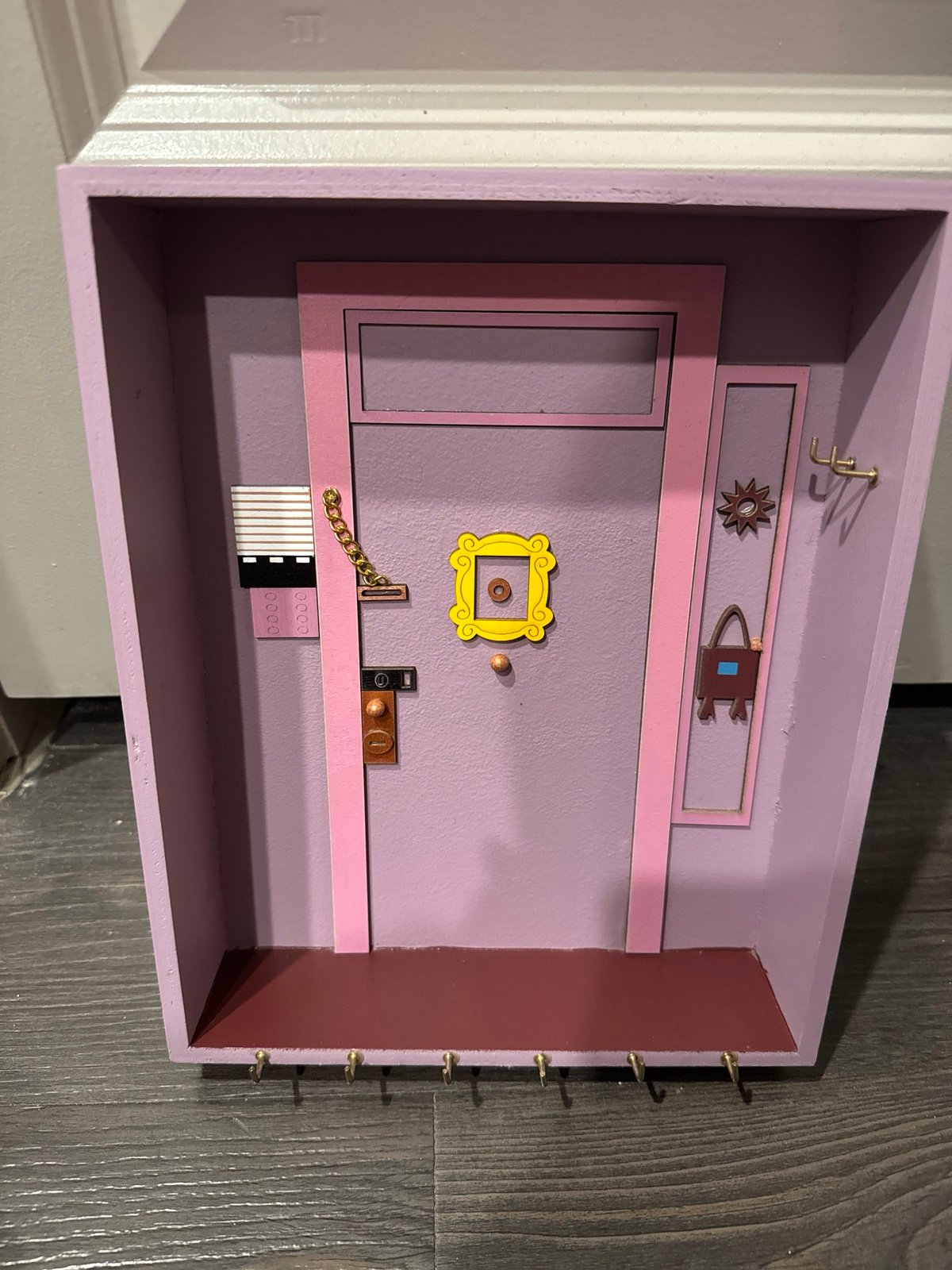 TV show “F•R•I•E•N•D•S” Key holder door