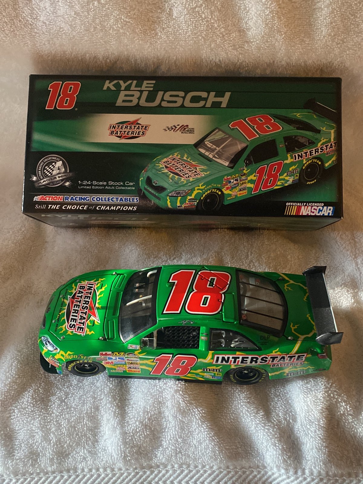 Nascar Kyle Busch Interstate Batteries 2008 Camry 1.24 Scale Diecast