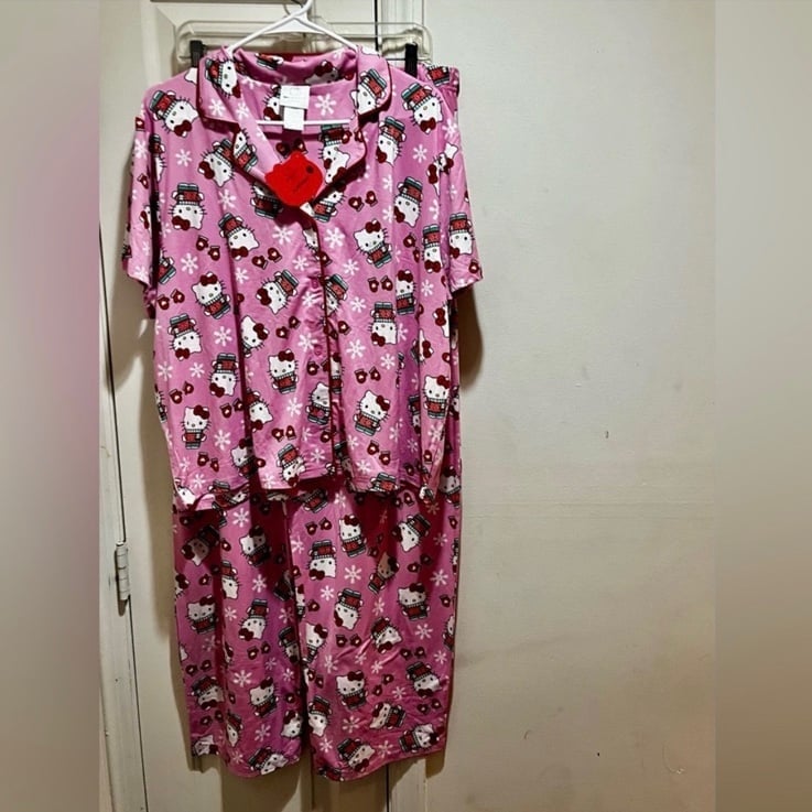 NWT Hello Kitty Pink Christmas Themed Adult pajama set