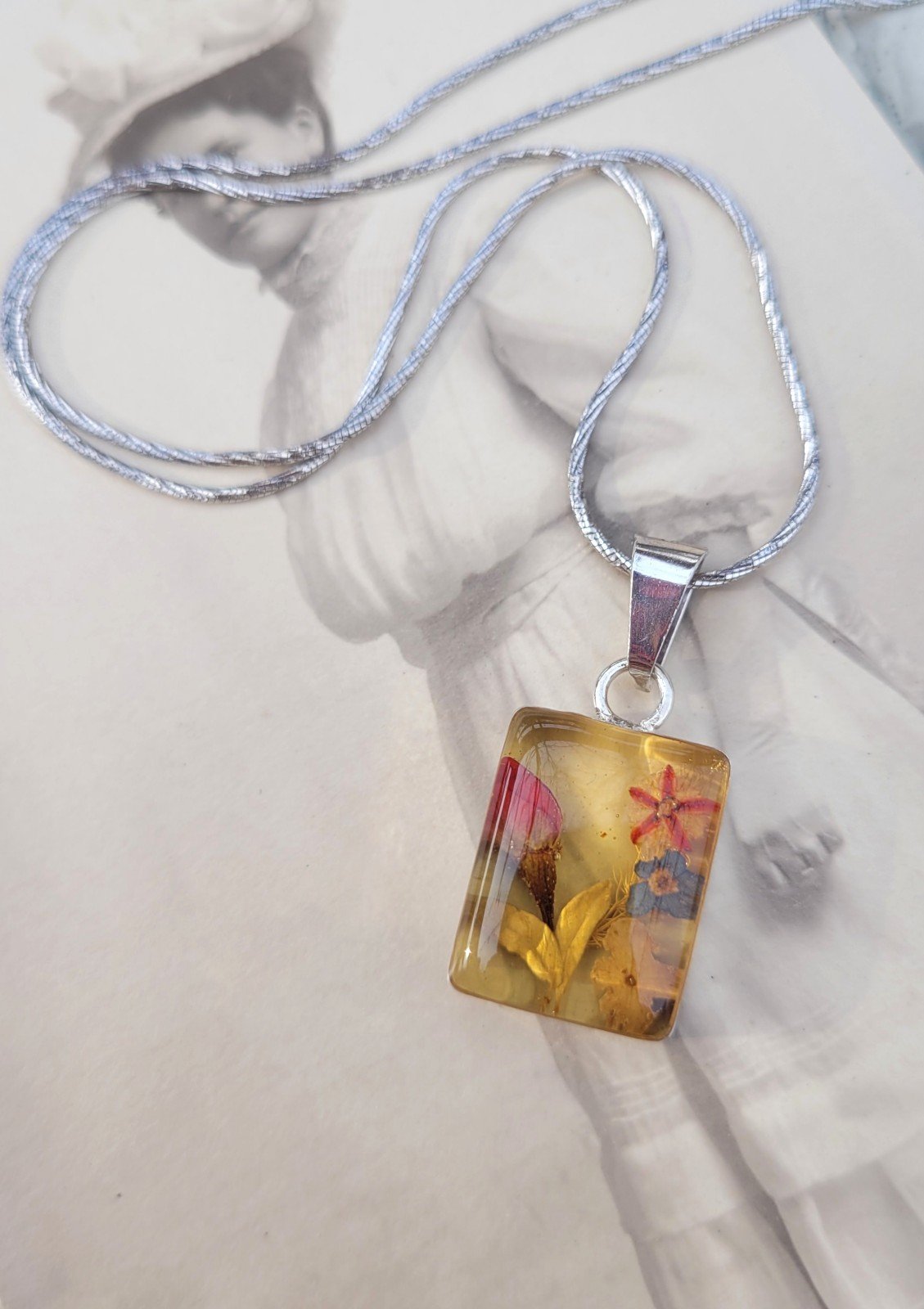 Vintage Sterling Silver Real Dried Flowers Resin Encased Pendant Necklace 18