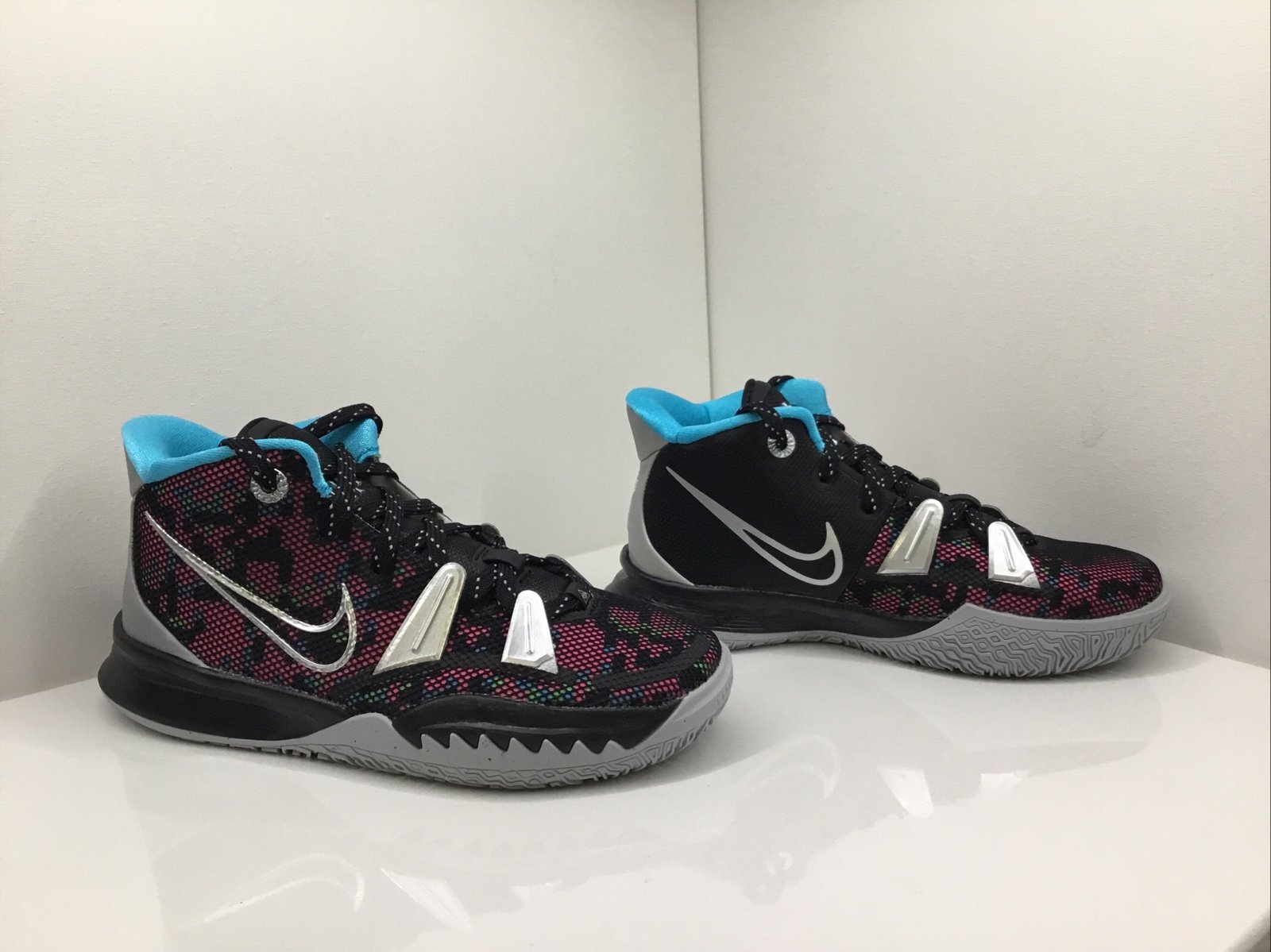 KYRIE 7 (GS) CT4080 008 BLACK/METALLIC SILVER 7Y