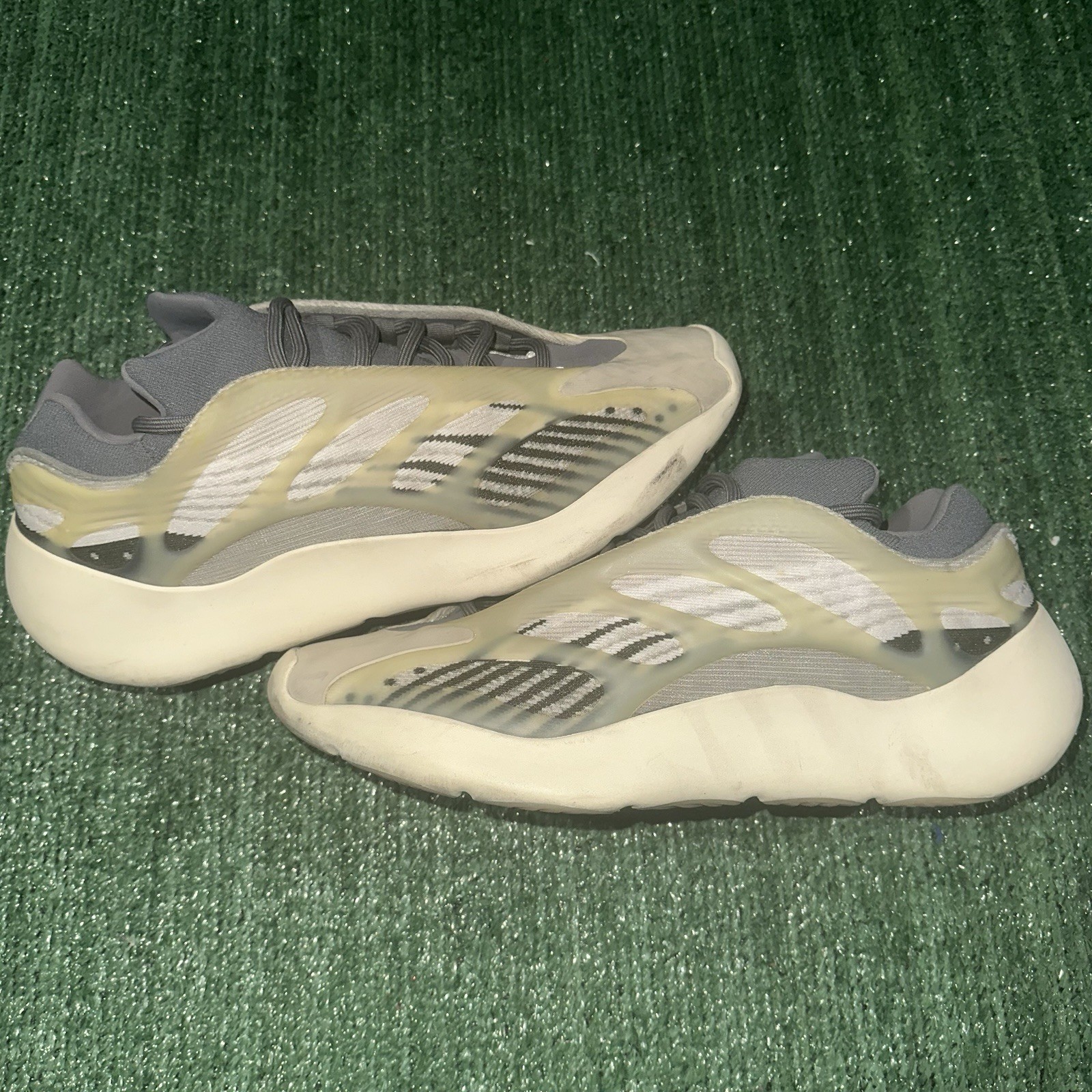 Adidas Yeezy 700 V3 Fade Salt Men’s Size 11