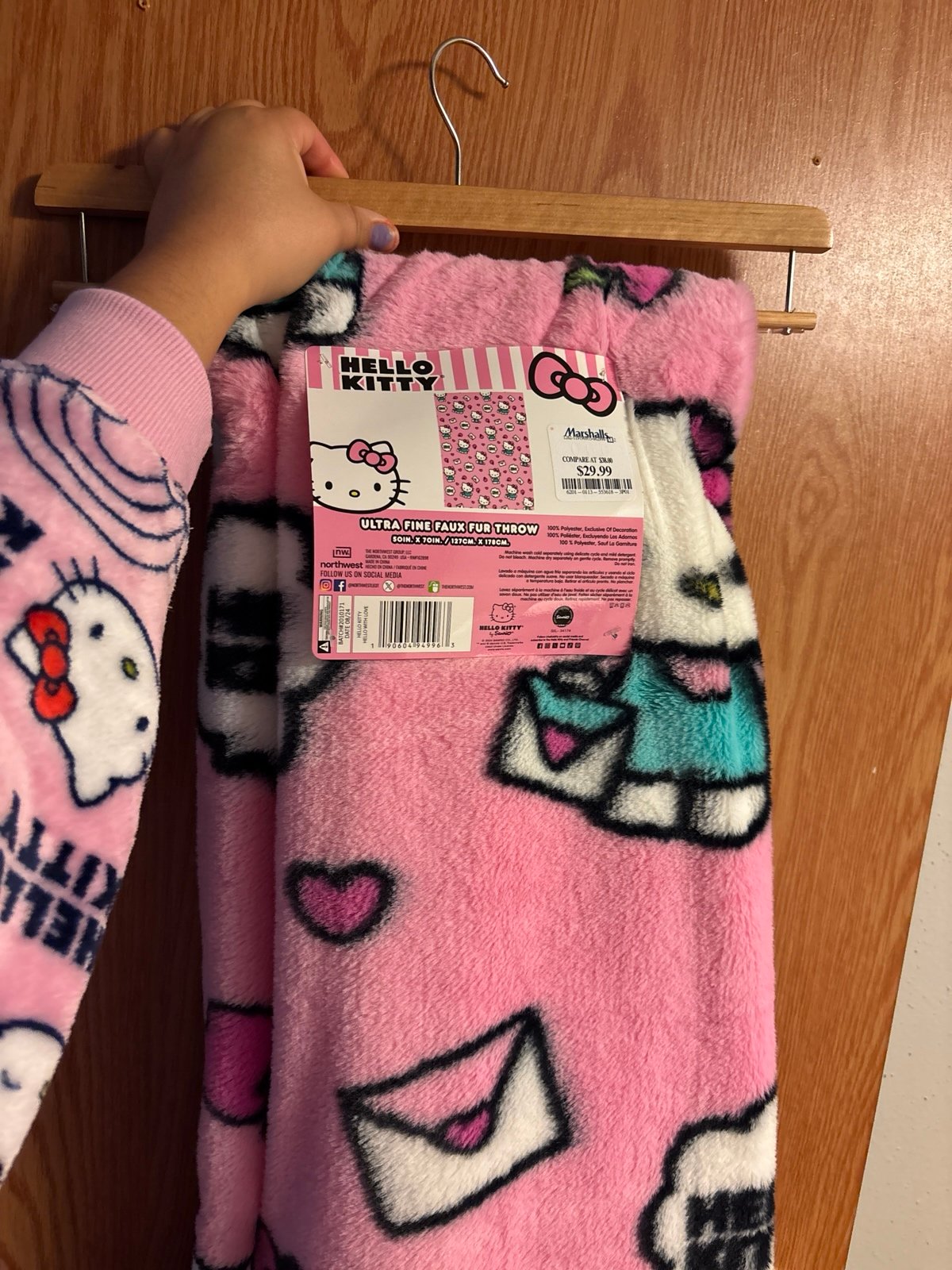 Hello Kitty “Hello with Love” Blanket