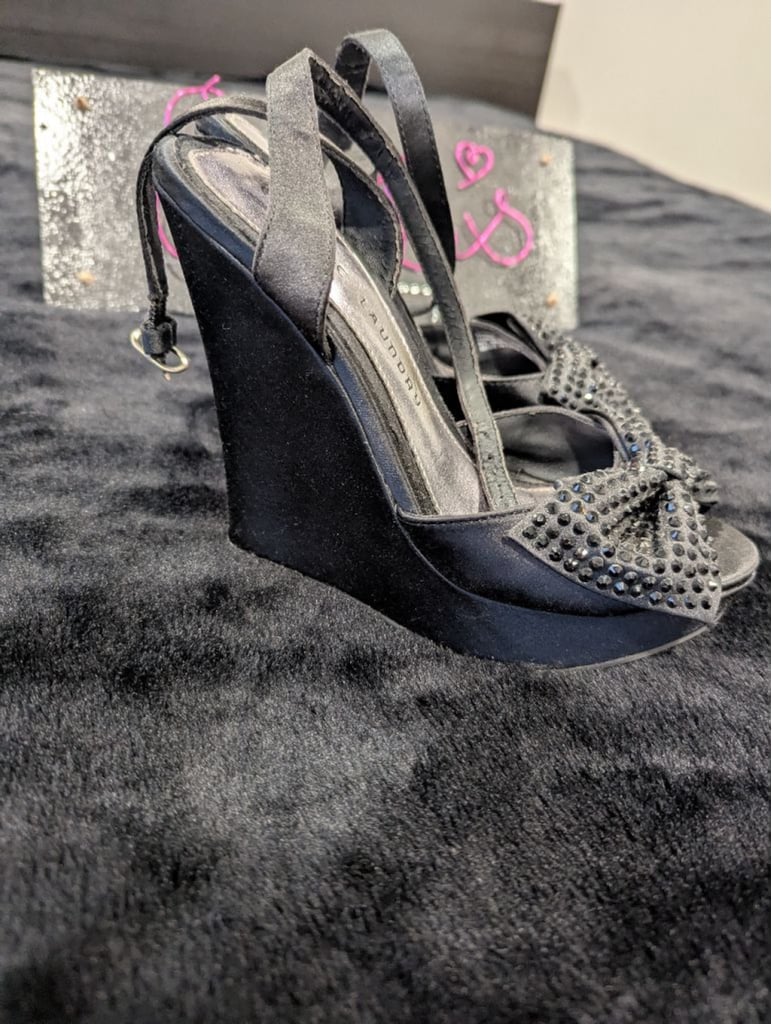 UC Chinese Laundry Black Wedge Bling Bow 7.5