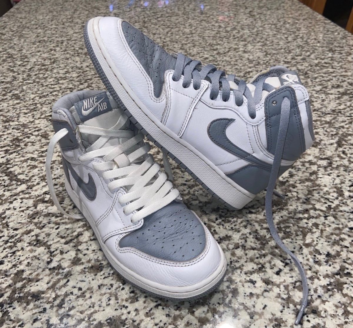 Boys Air Jordan 1 Retro High OG Shoes Size 6.5Y