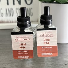 2x Bath and Body Works Wallflower suede musk fragrance bulb (L)